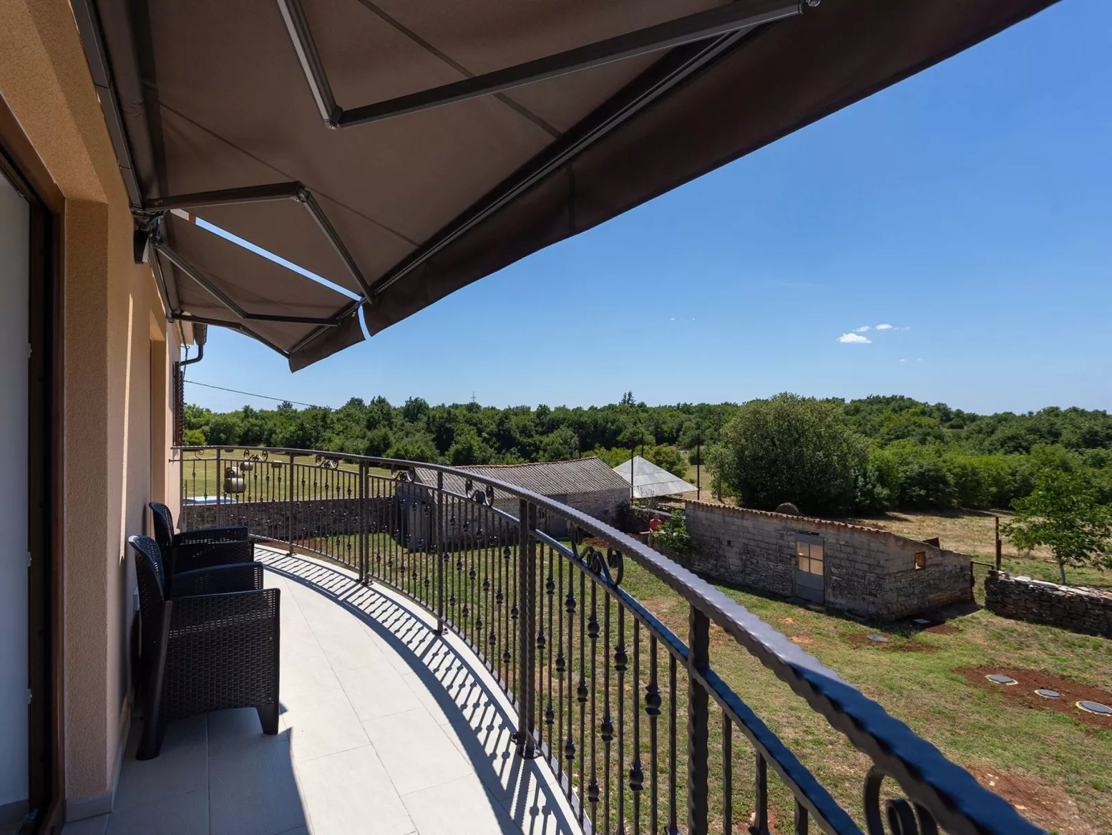 "Luxuriöse App. mit Pool"-Draußen