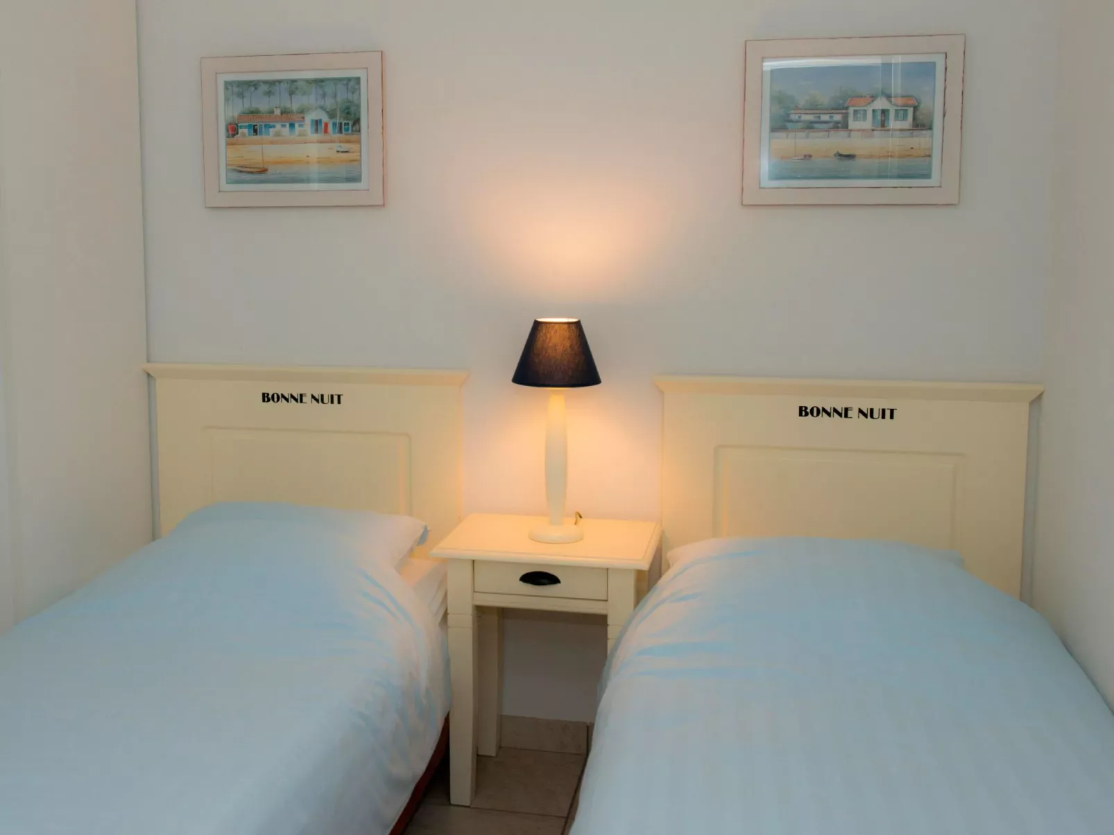 "Acacia" mit eigenem Pool-Drinnen