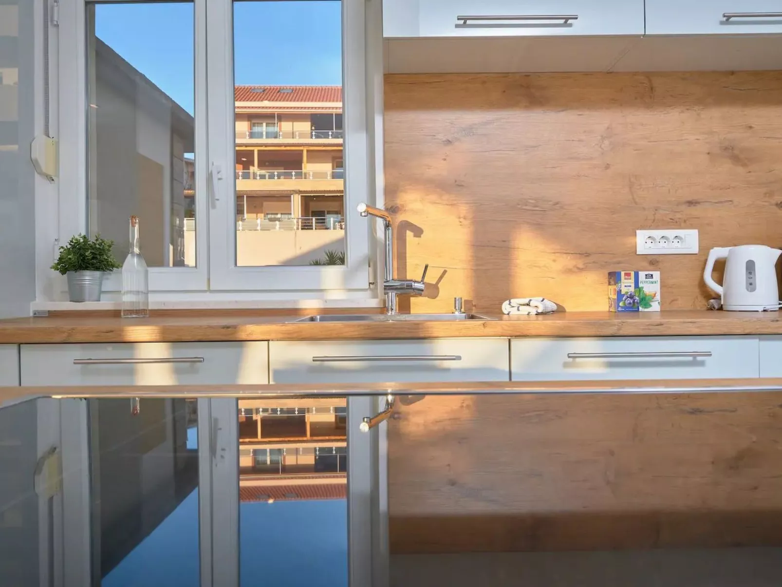 M Ganze Etage in einem geräumigen Haus mit Pool-Image-tags.info