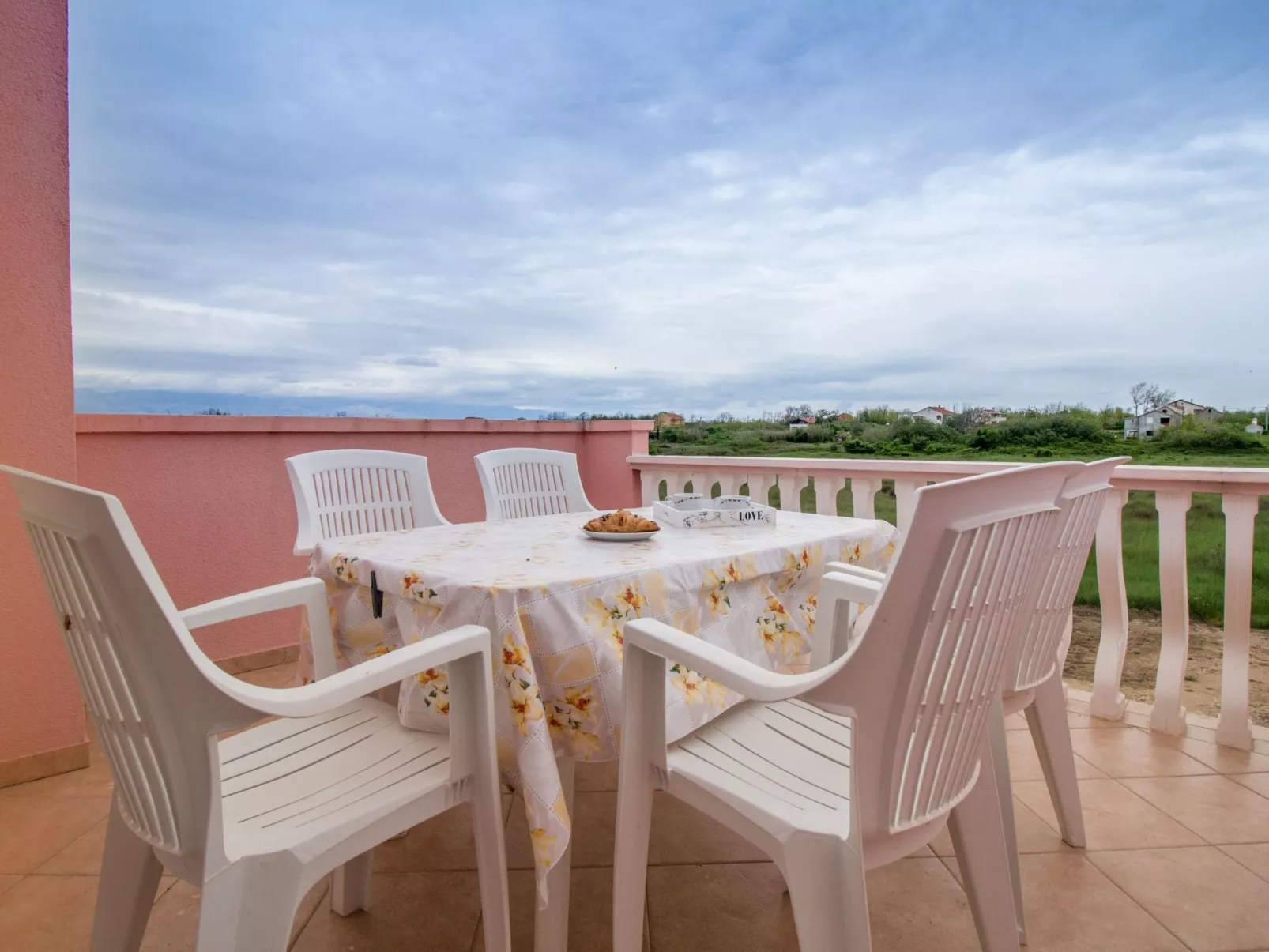 Wohnung Nikol mit großem Garten- TA Leut Agency