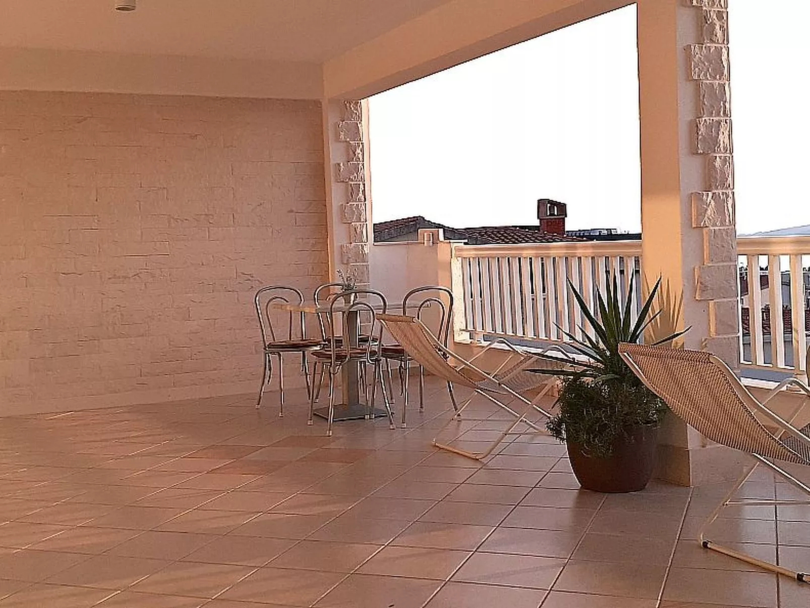 Mit Blick auf das Wasser-Outside