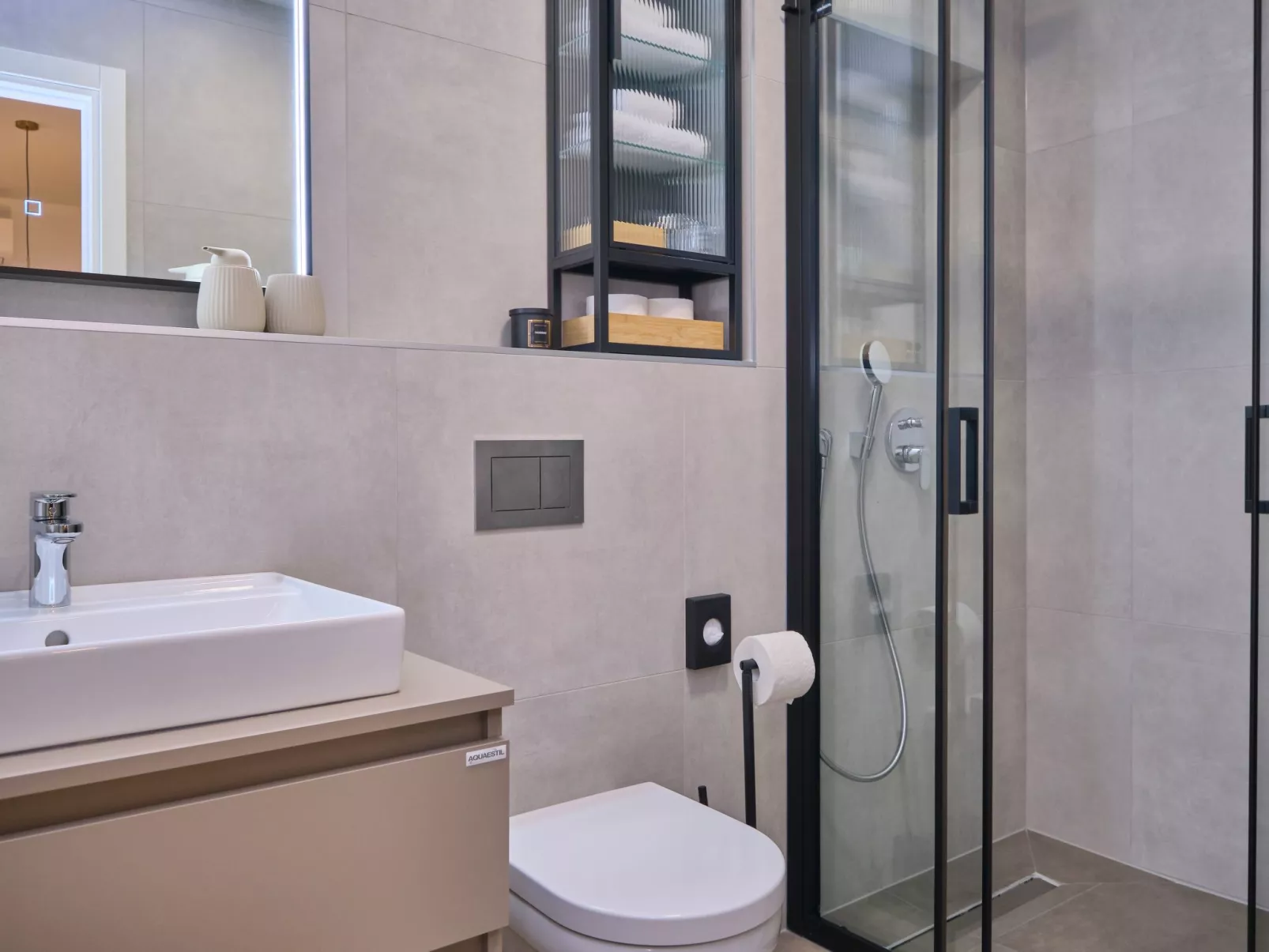 "Splitful Apartment" - Dedans