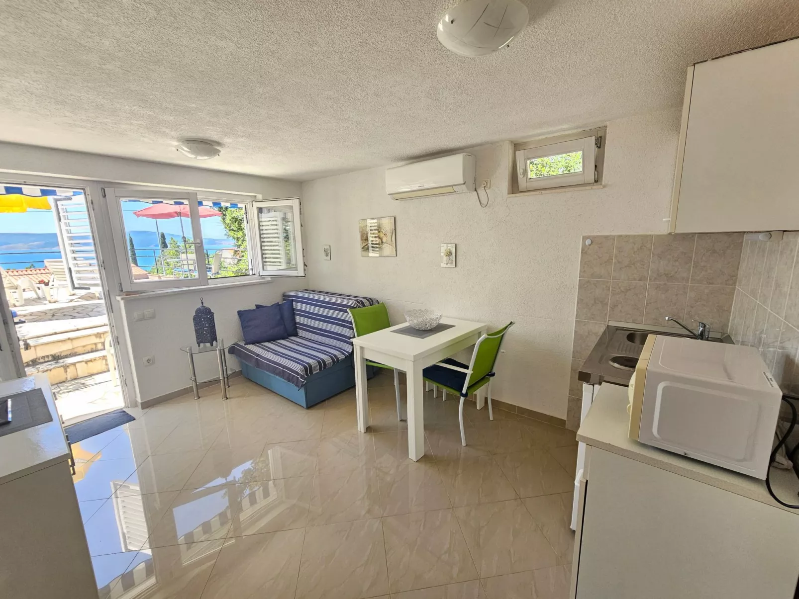Wohnung mit Terrasse, Grill, Parkplatz-Dedans