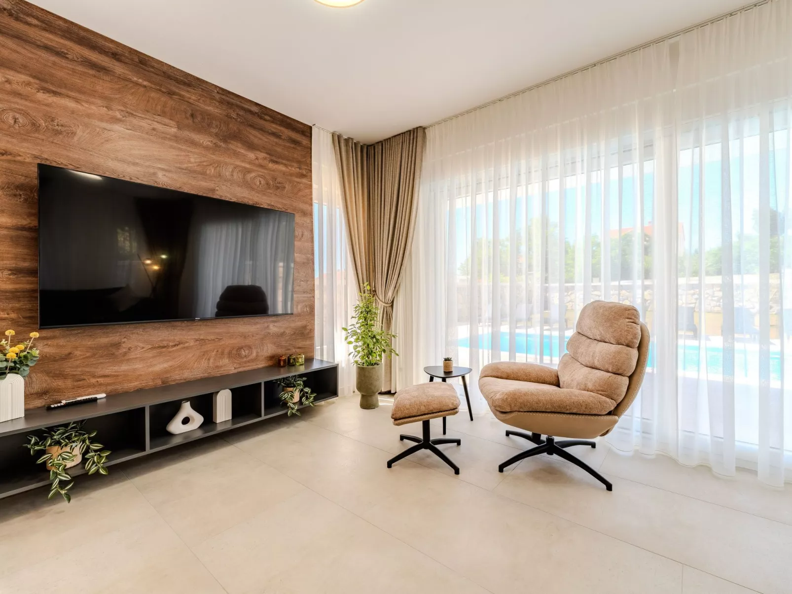 Neue Luxusvilla mit Pool - Agentur TA Leut-Draußen