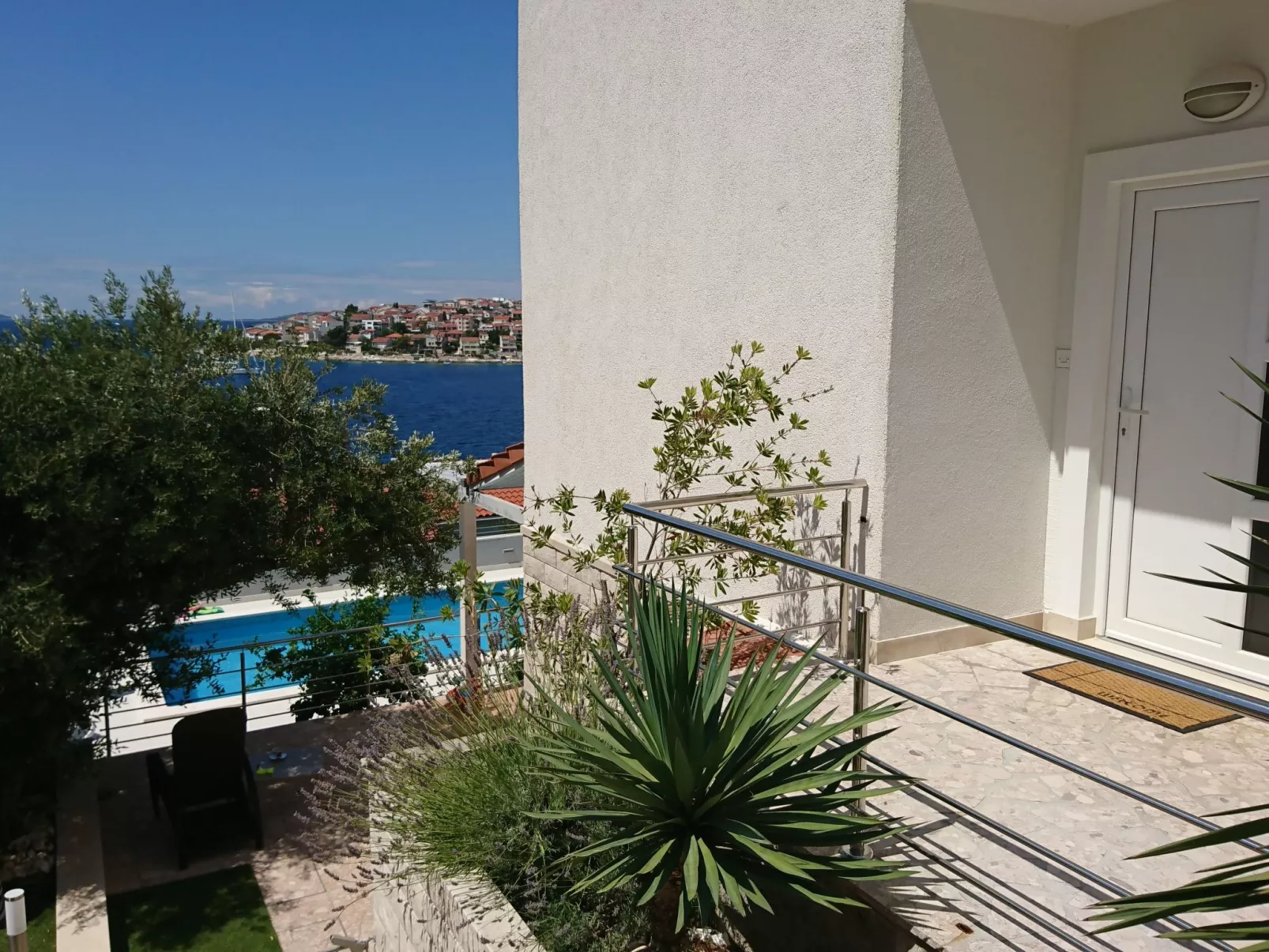 "Maya 1" mit Blick auf das Wasser-Dehors