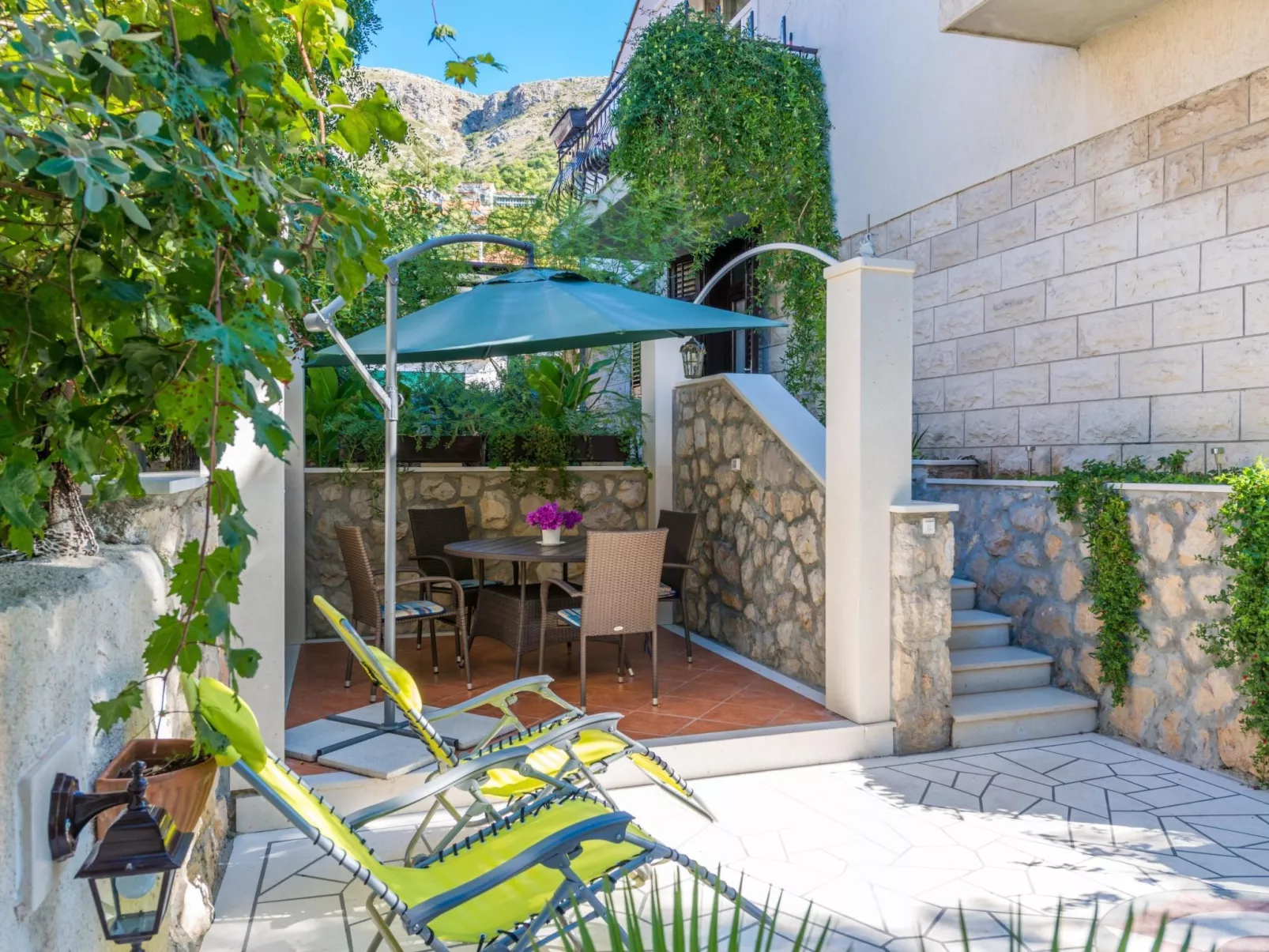 Ivona mit Terrasse und Außendusche-Dehors