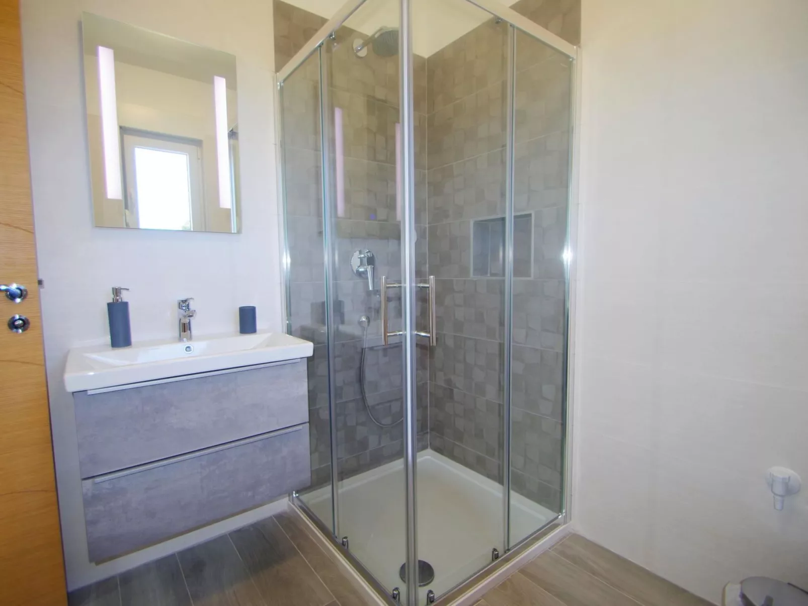 Mit privatem Pool, Dorf Šišan-Drinnen