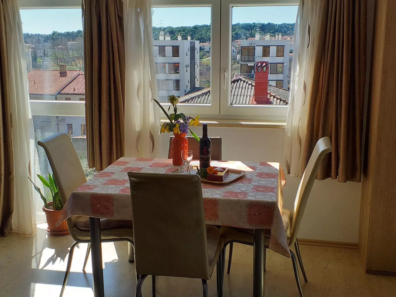 "Neue Wohnung" mit Privatparkplatz-Dedans