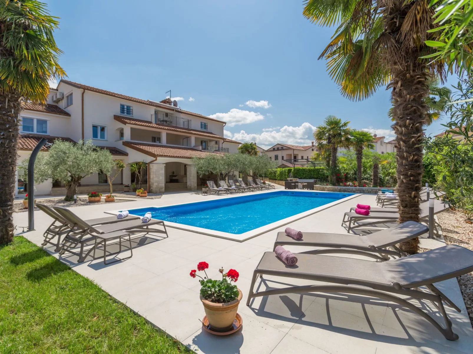 Paradiso 1 mit Pool-Dehors