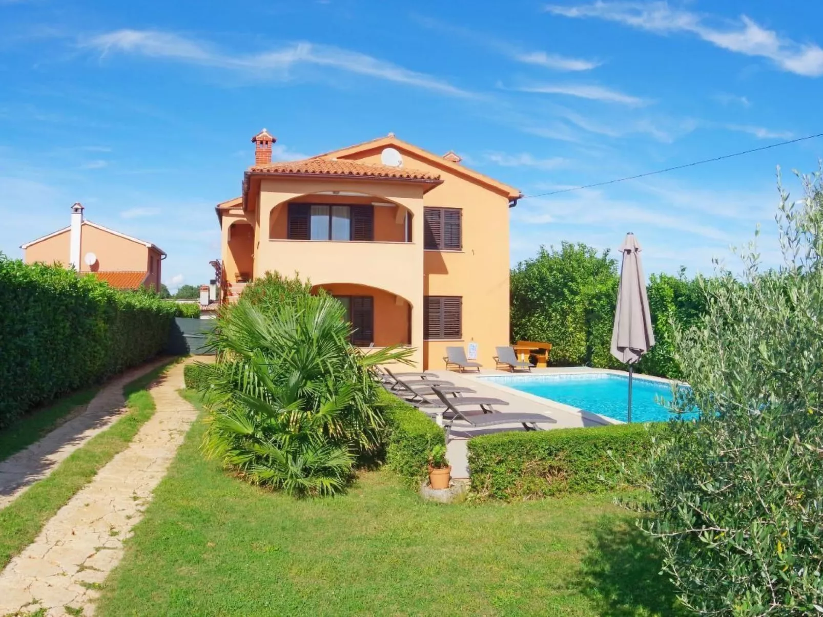 Mit privatem Pool und Garten-Dehors