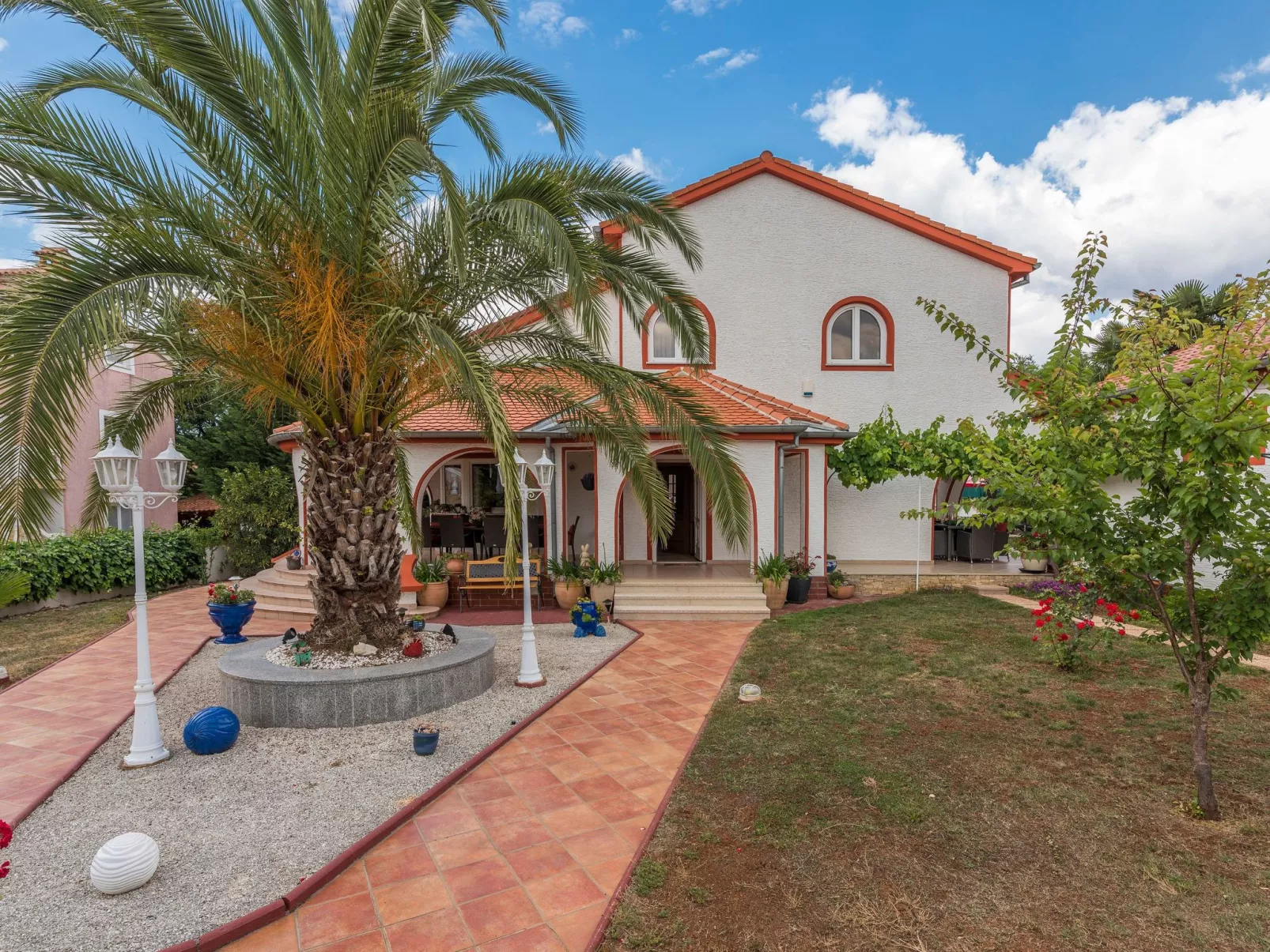 Charmante Familienvilla, in der Hunde willkommen sind-Draußen