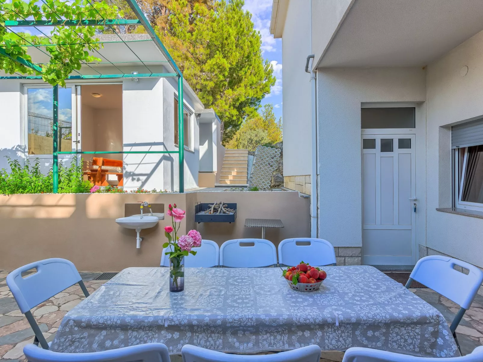 "Villa Rock" mit Blick auf das Wasser-Draußen