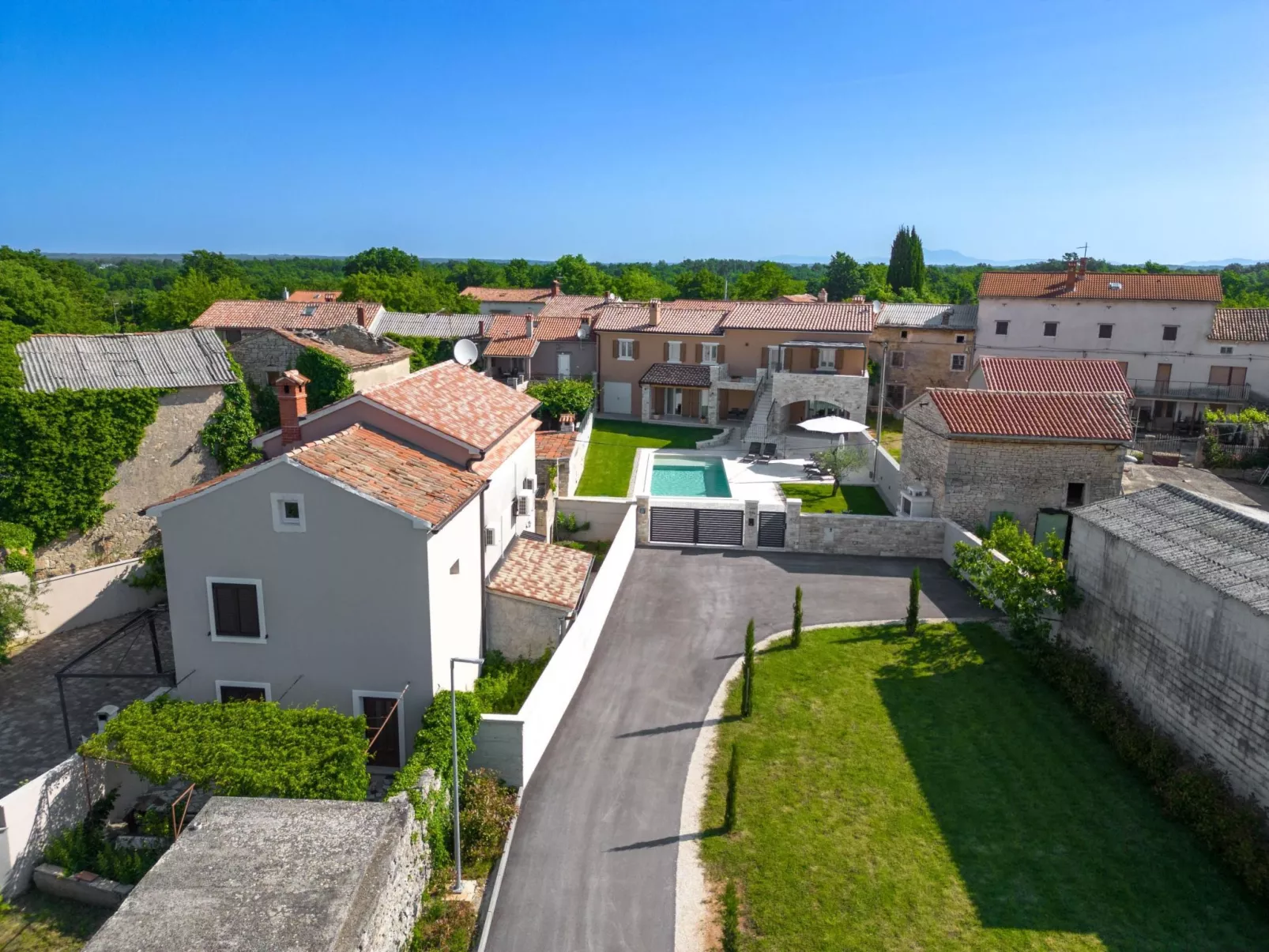 Villa Grande, klimatisiert und mit Pool in Jursici-Outside