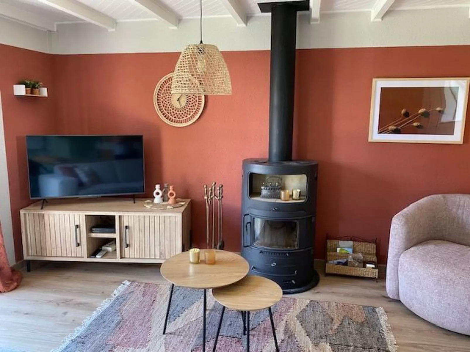 Zonnewind in der Nähe von Dünen und Wald