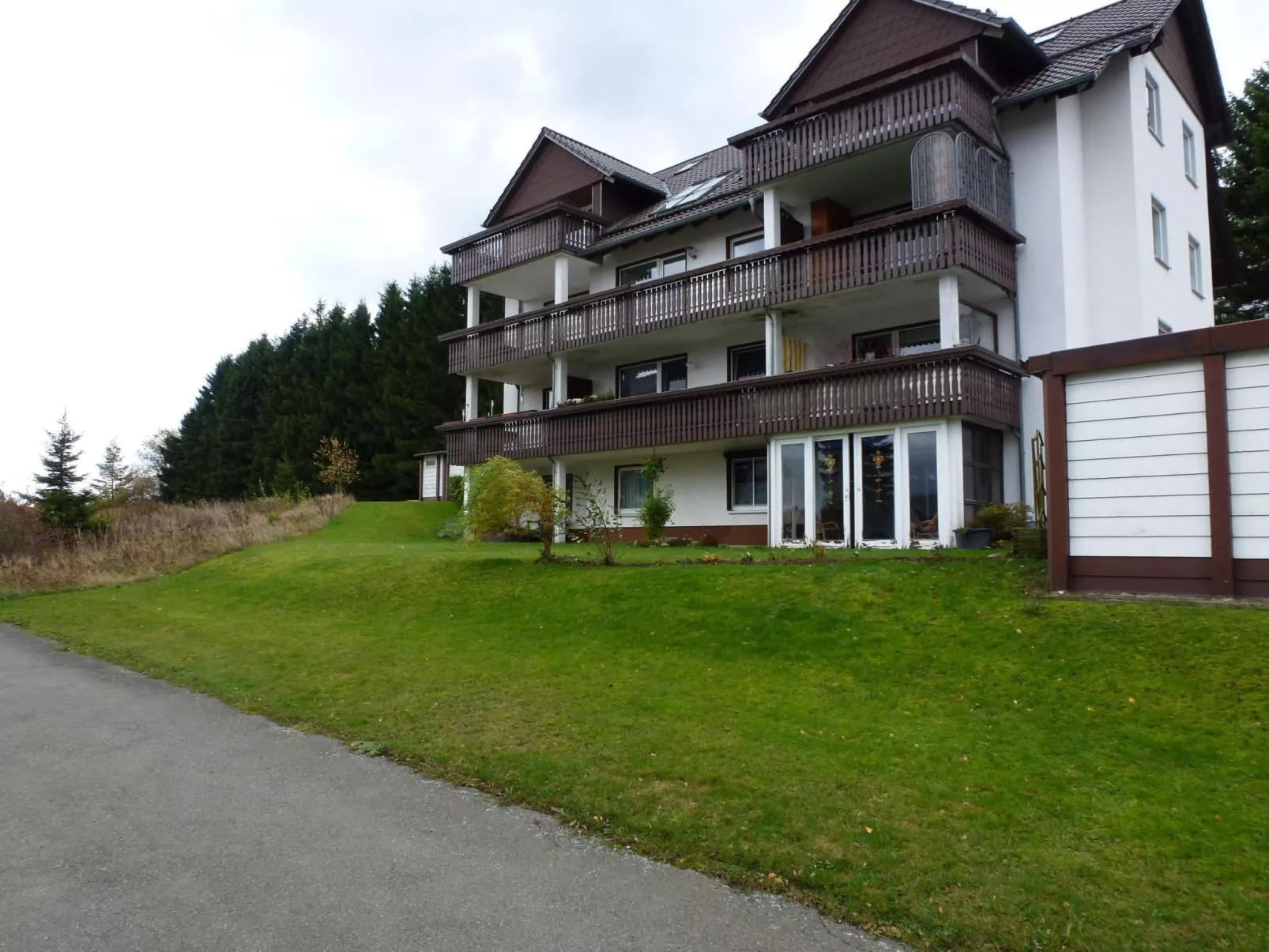 Mit Blick auf die Berge