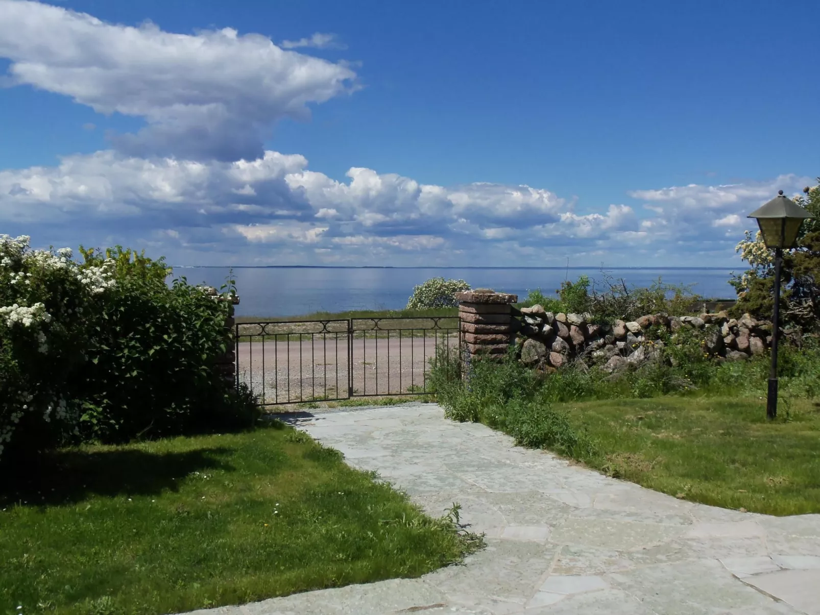 Freistehende Strandvilla mit großem Balkon