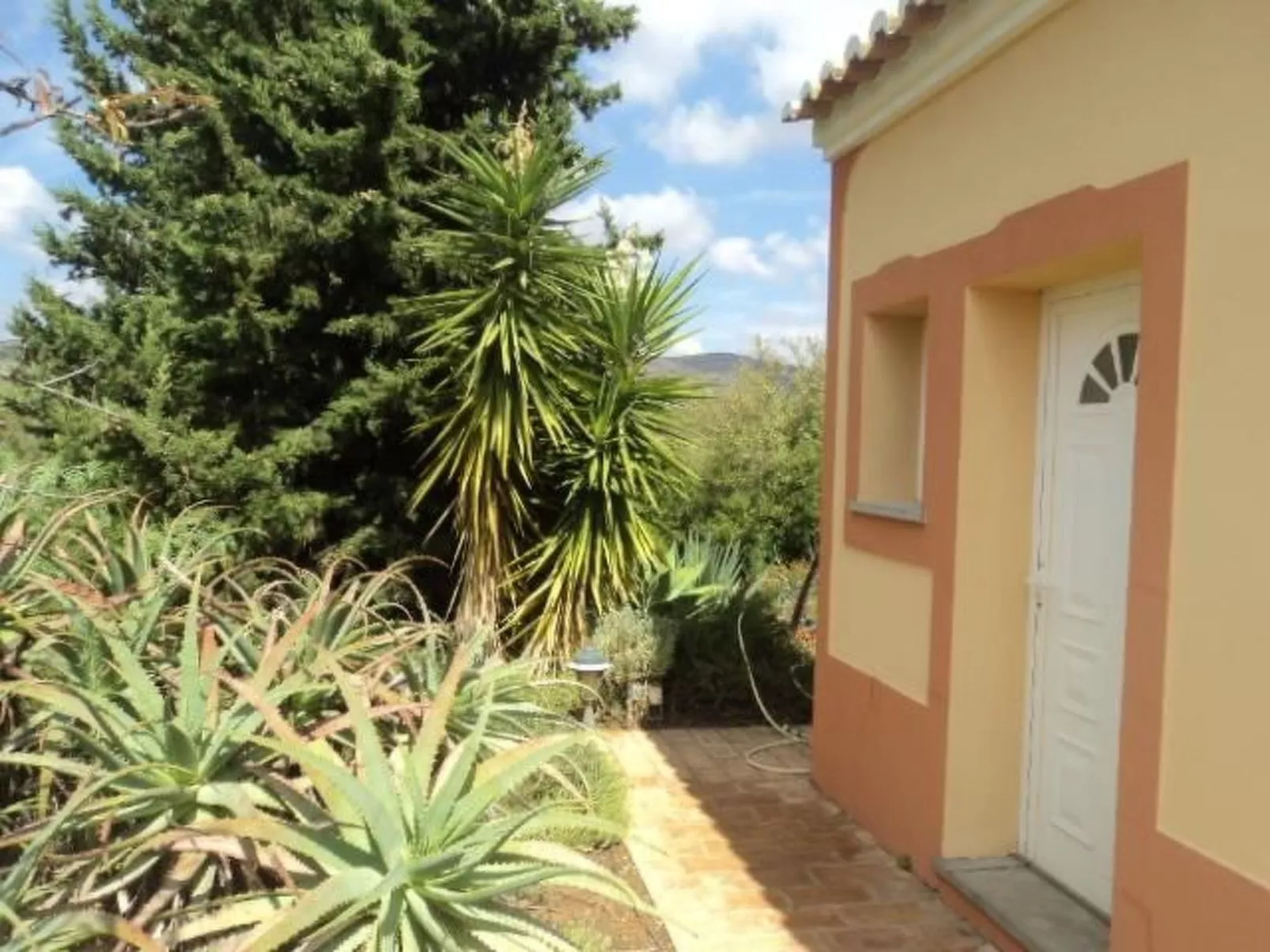 Mit Balkon, Terrasse und Außenpool-Outside