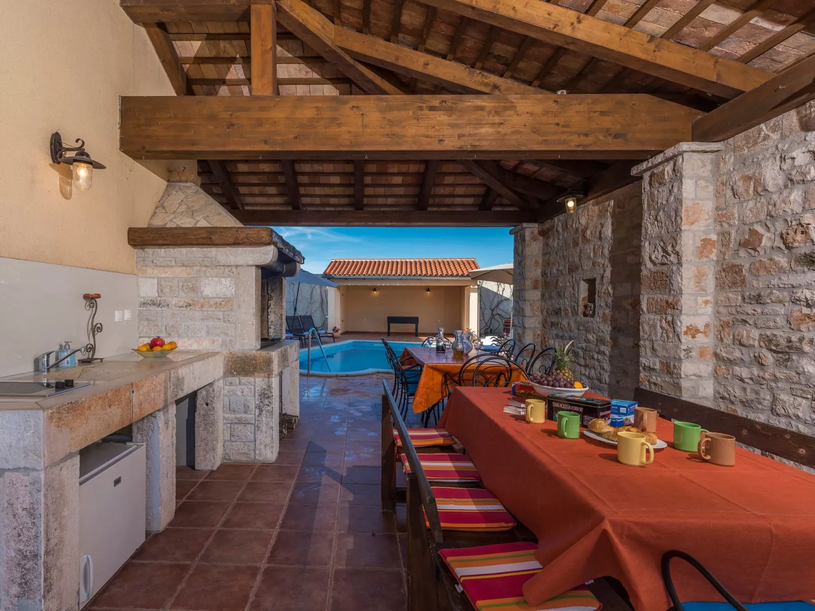 Gemütliches Ferienhaus in Peresiji mit Grill und Terrasse-Dehors