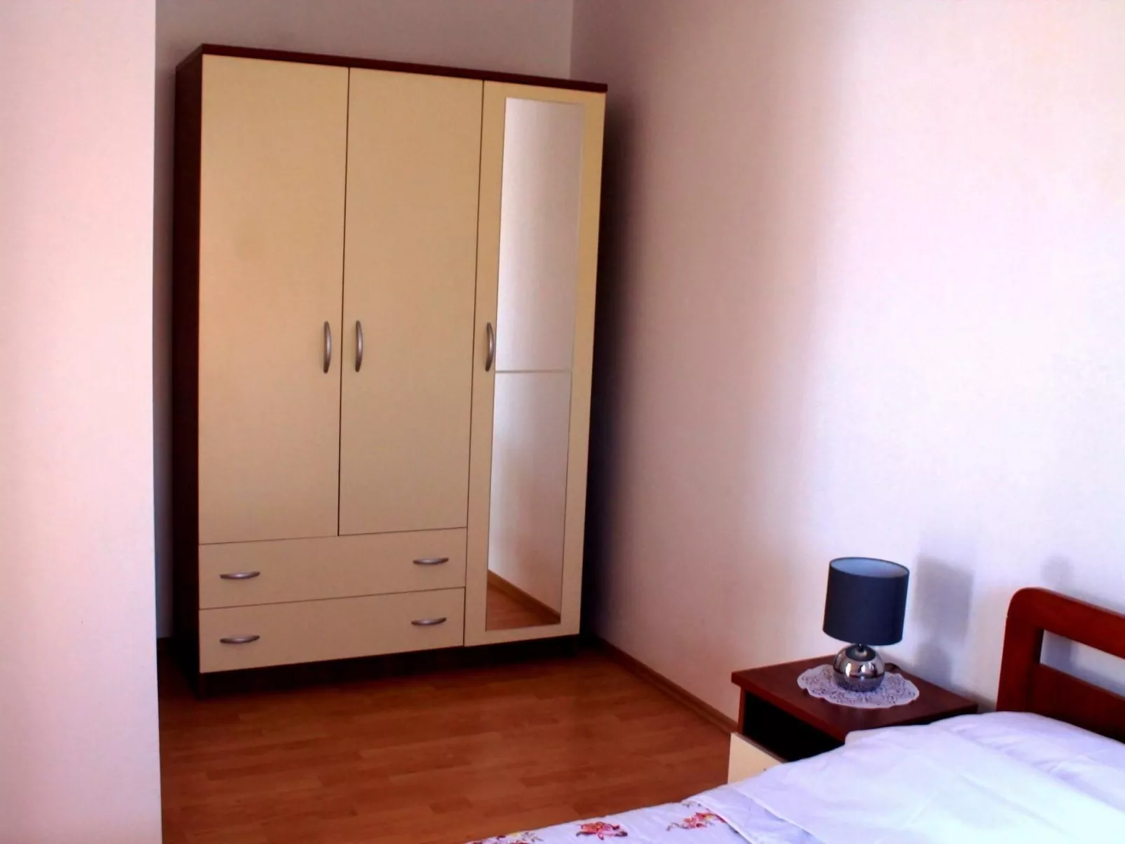 "Gubo2" mit Blick auf das Wasser-Drinnen