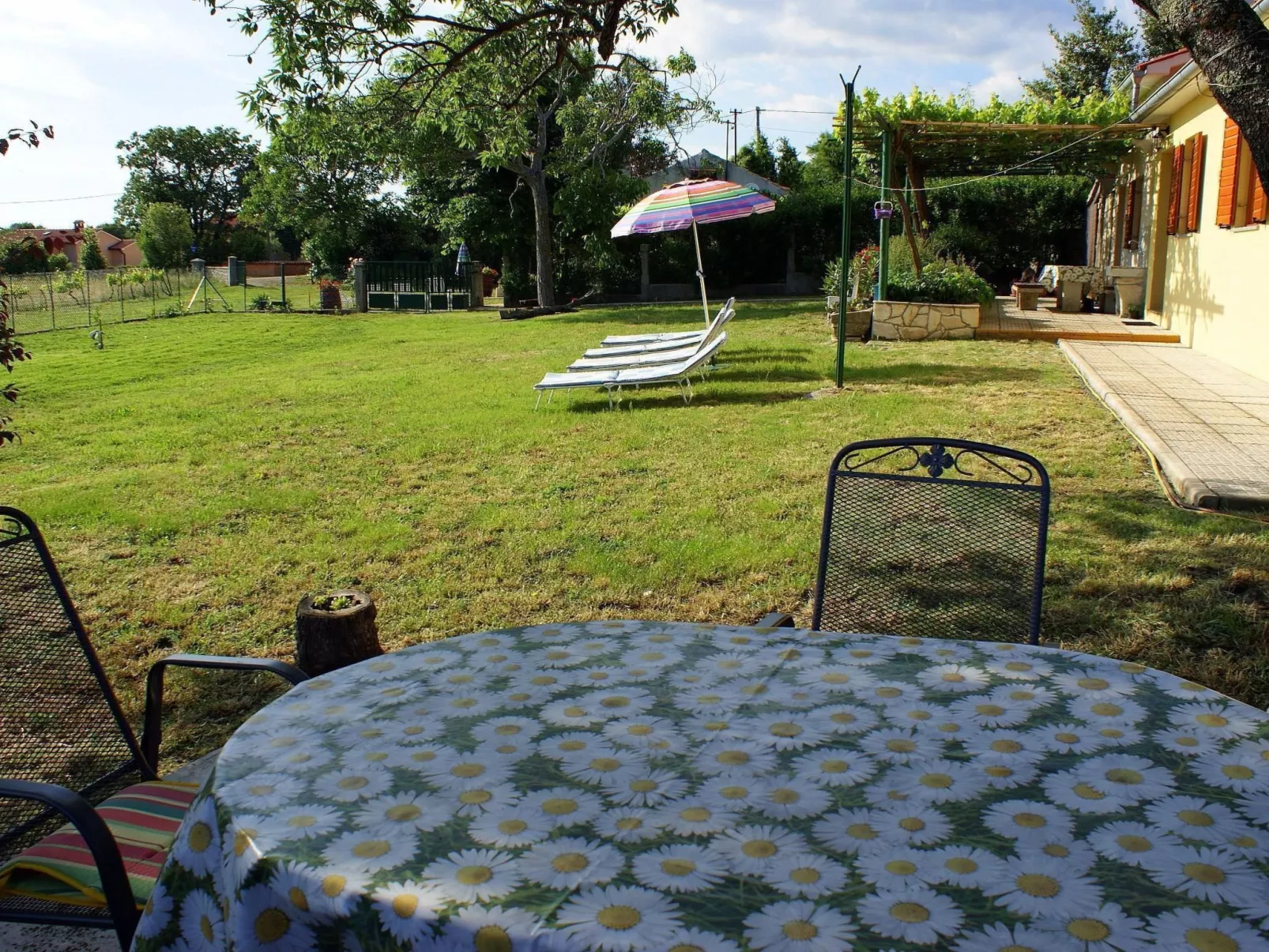 Charmantes Ferienhaus in Bartići mit Terrasse-Draußen