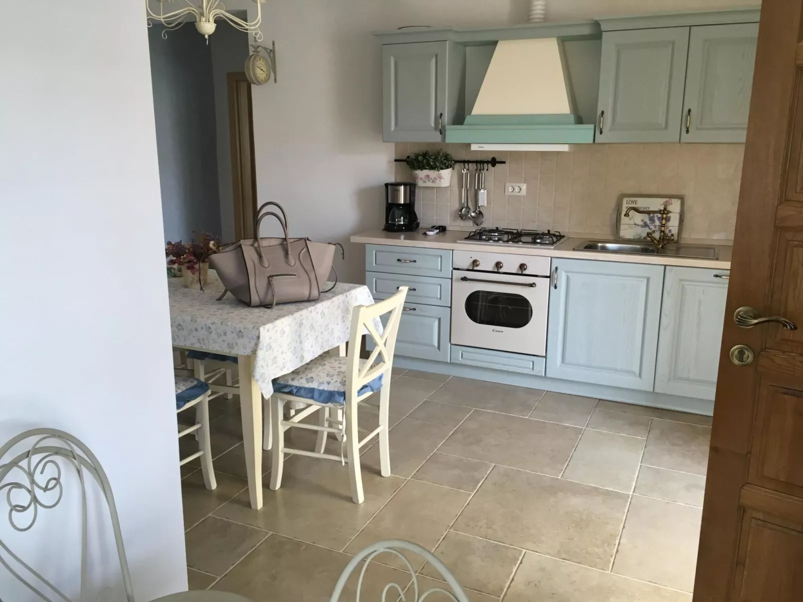 Gemütliche Wohnung in Stoja mit Möbliertem Balkon-Dedans