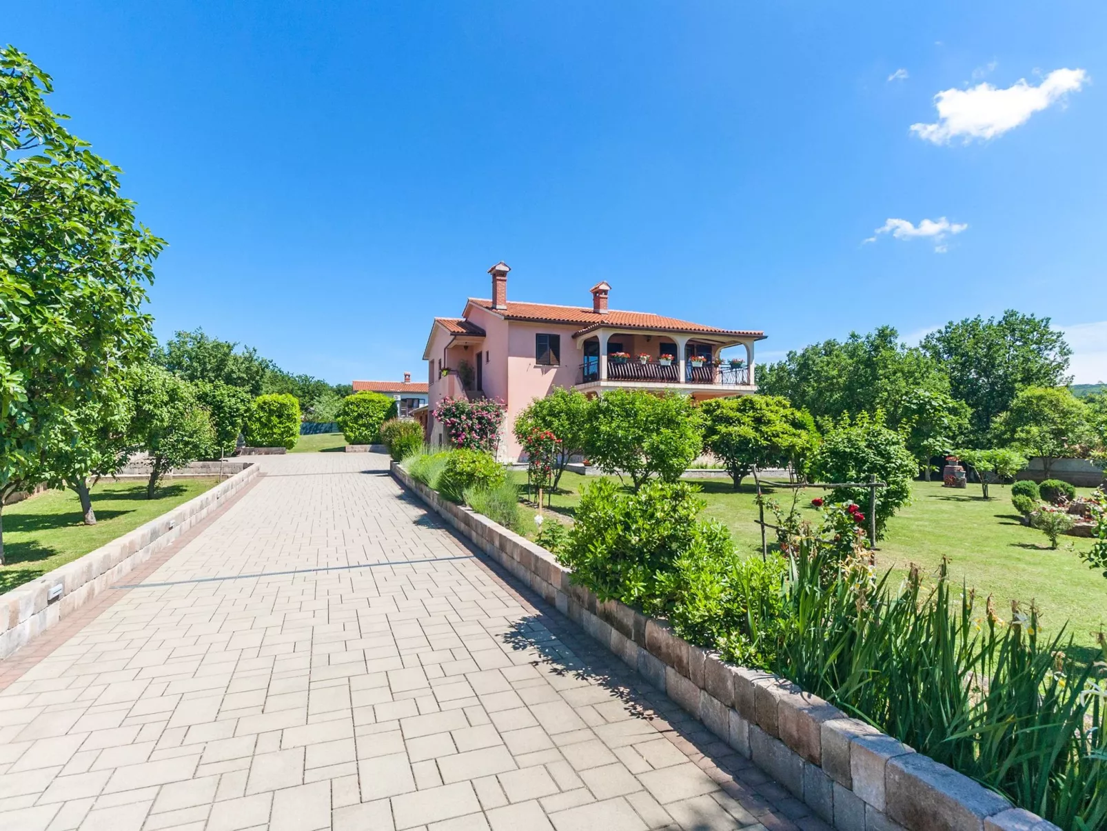 Vollständig freistehendes Haus mit schönem Garten-Dehors