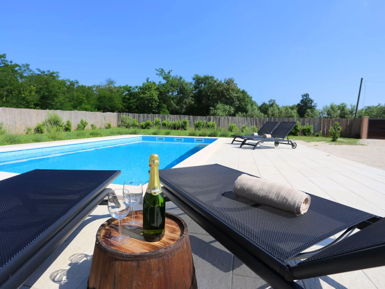 Haus Nina mit beheiztem Schwimmbad-Draußen