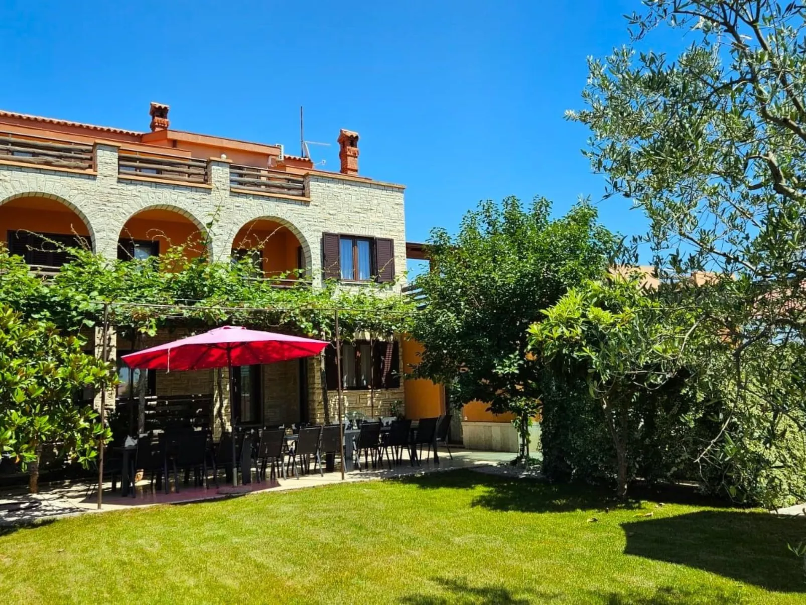 Sehr geräumige Villa mit Pool-Dehors