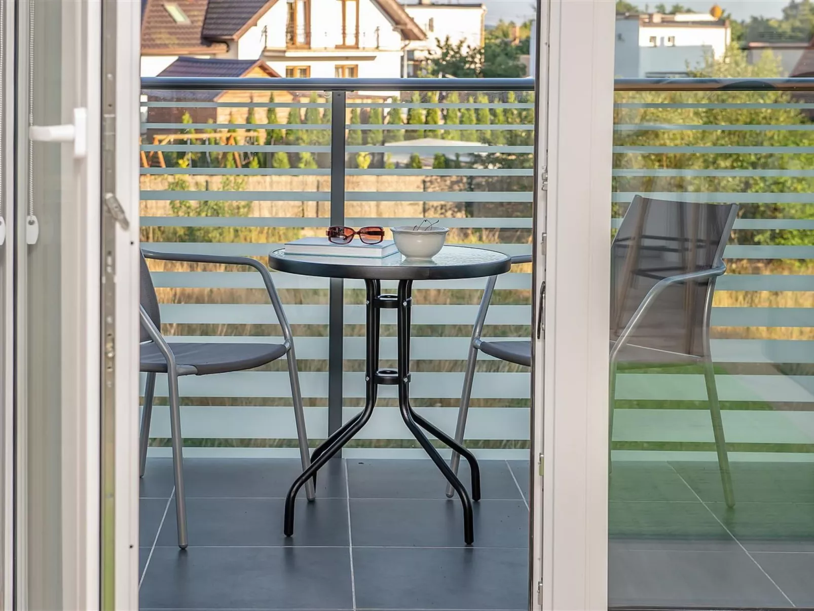 Moderne Ferienwohnung mit Balkon, nur 500 Meter von Meer und Strand entfernt-Drinnen