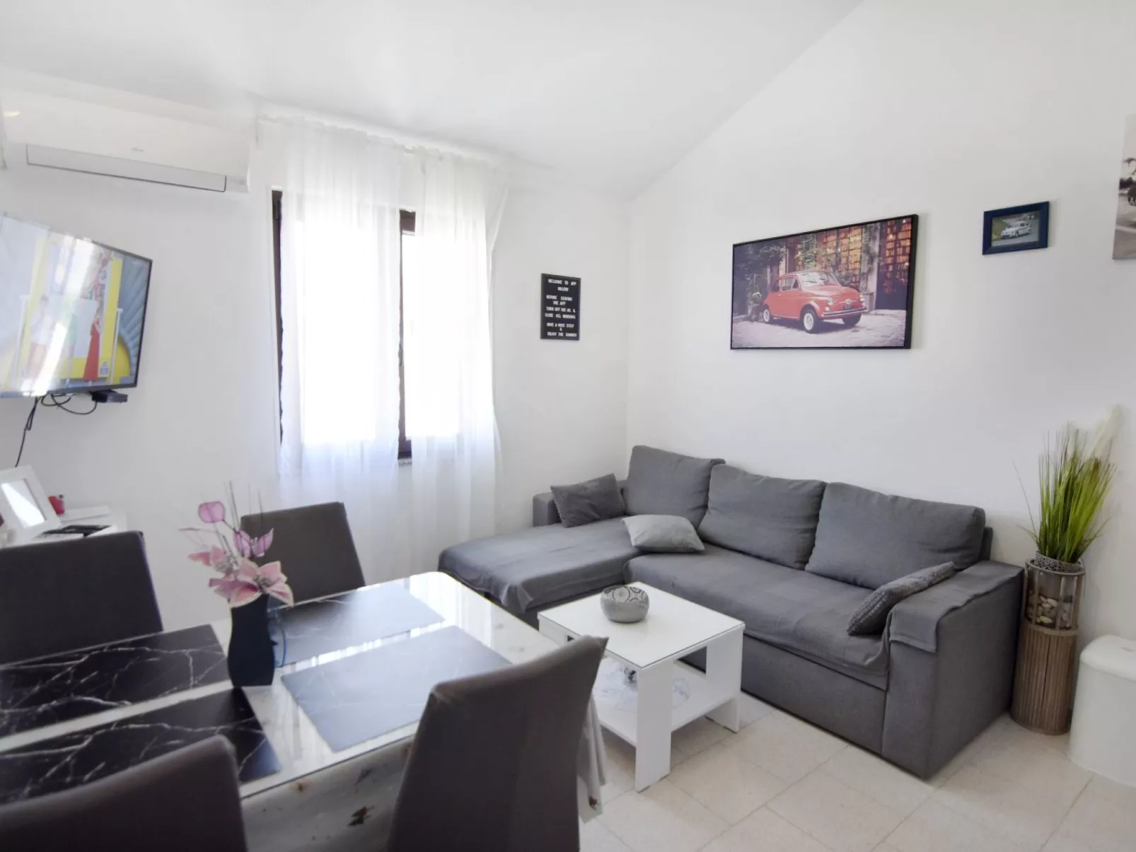 GALLERY SANDRO-Drinnen