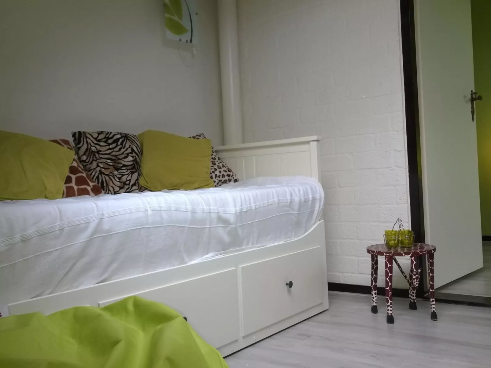 Gemütliches Vier-Personen-Bungalow mit Überdachung-Dedans