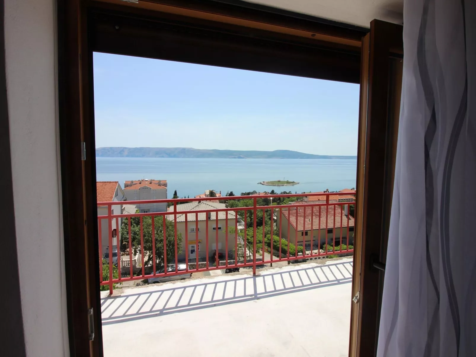 "Manda3" mit Blick auf das Wasser-Outside