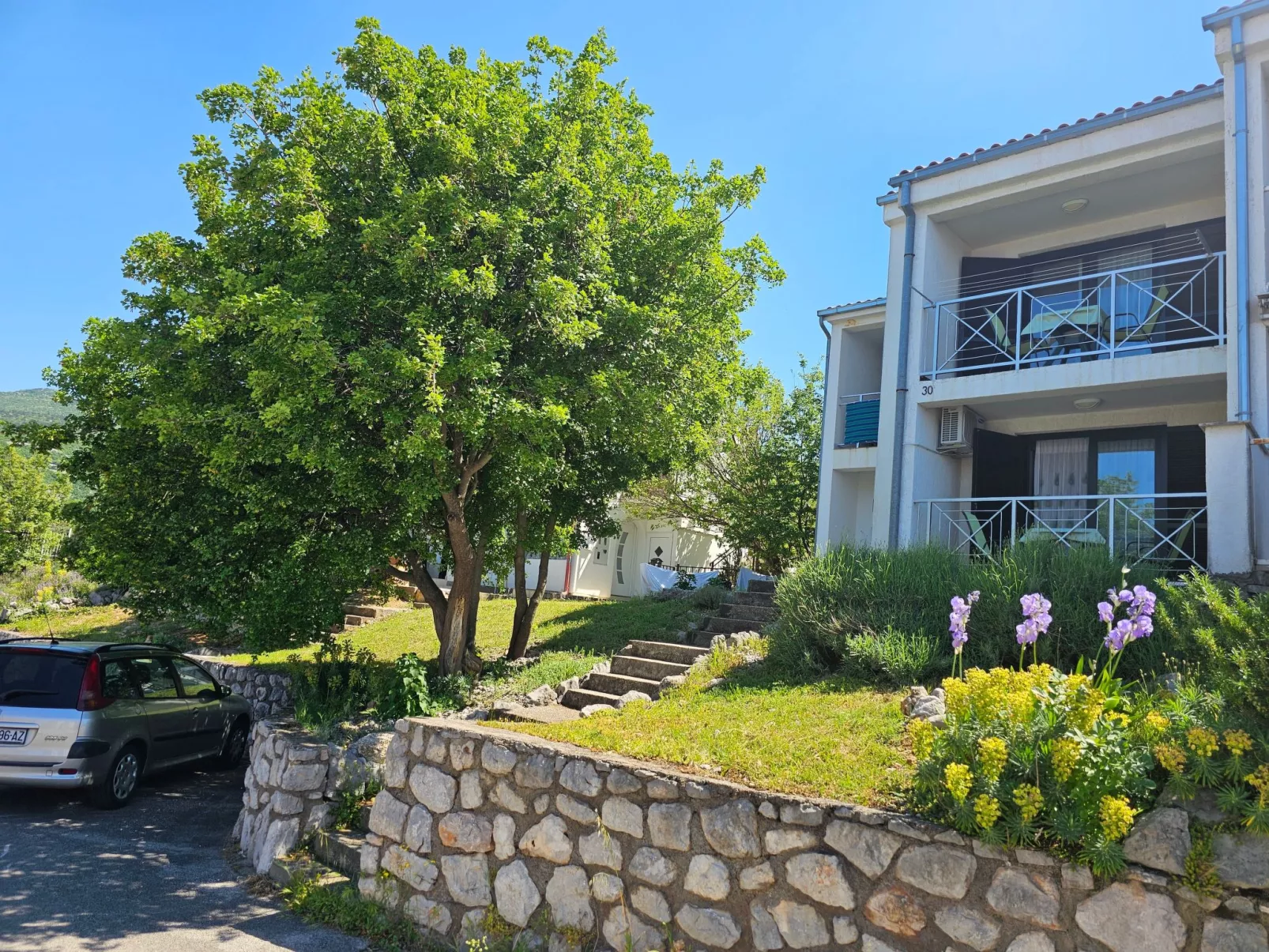 Wohnung auf zwei Etagen mit Terrasse und Balkon
