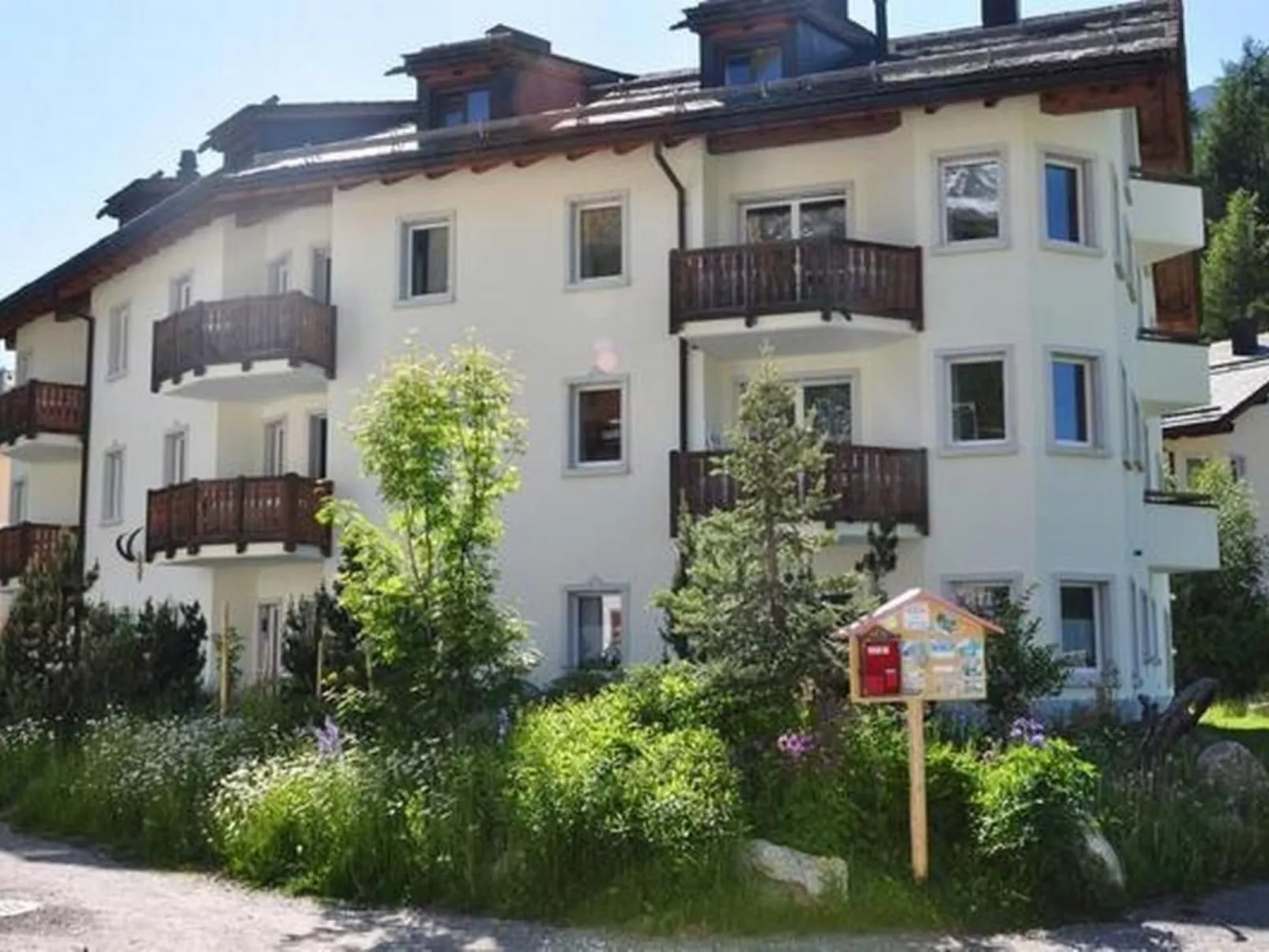 Chesa Sunasain V8-Draußen