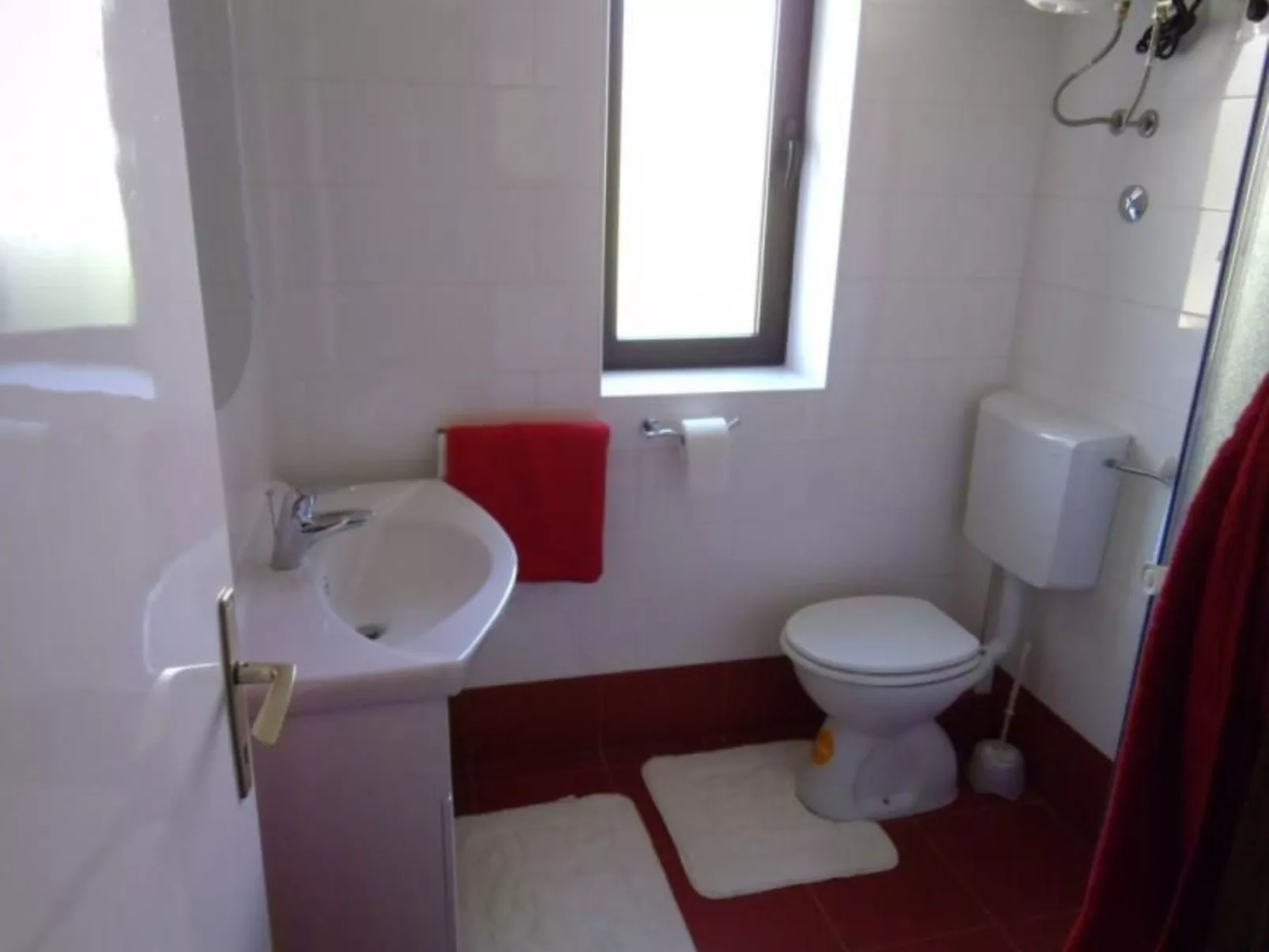 Wohnung Nr. 1 mit 2 Schlafzimmern und 2 Balkonen im 1. Obergeschoss-Dedans