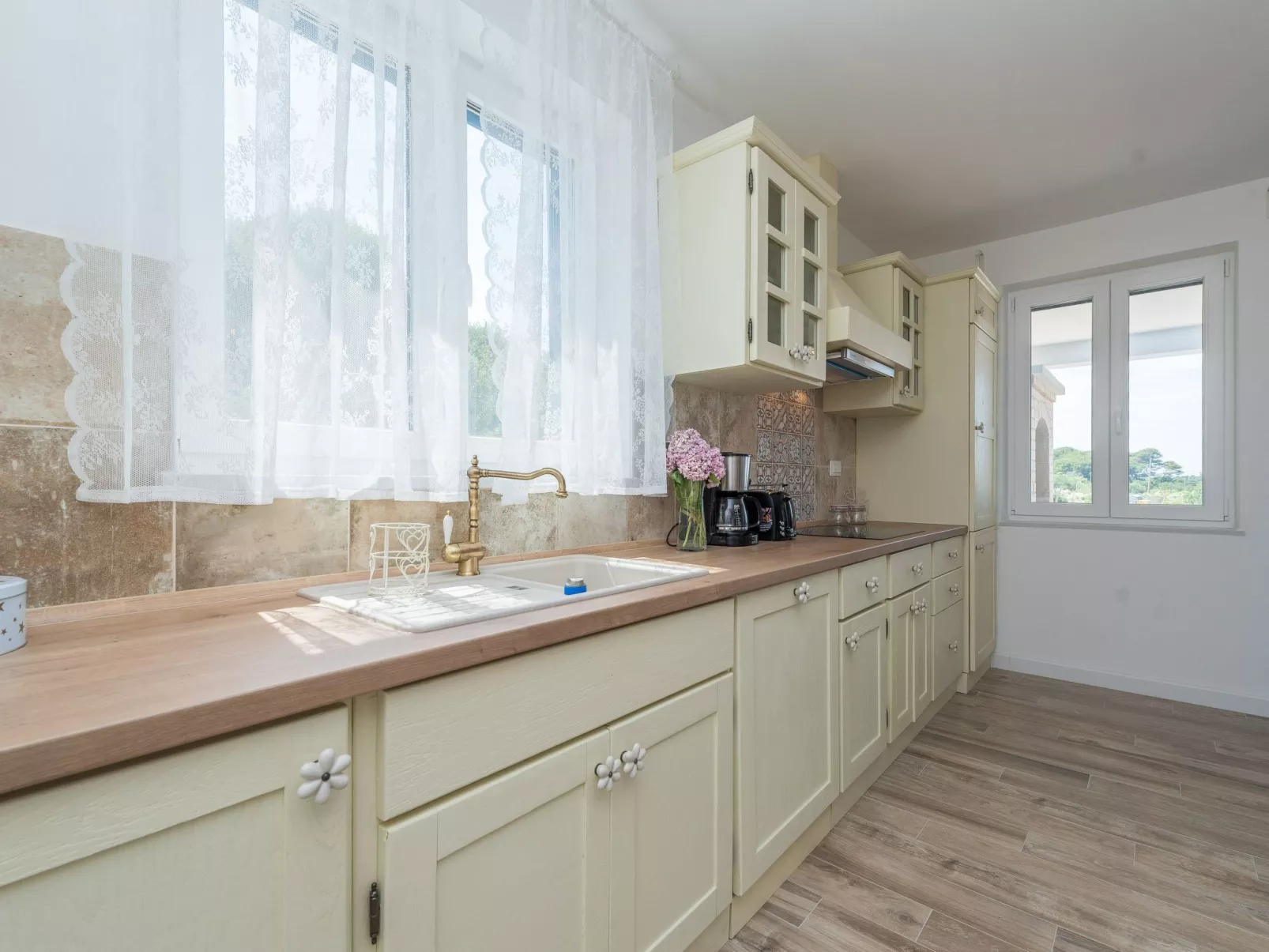 "Ivana" mit Blick auf das Wasser-Drinnen