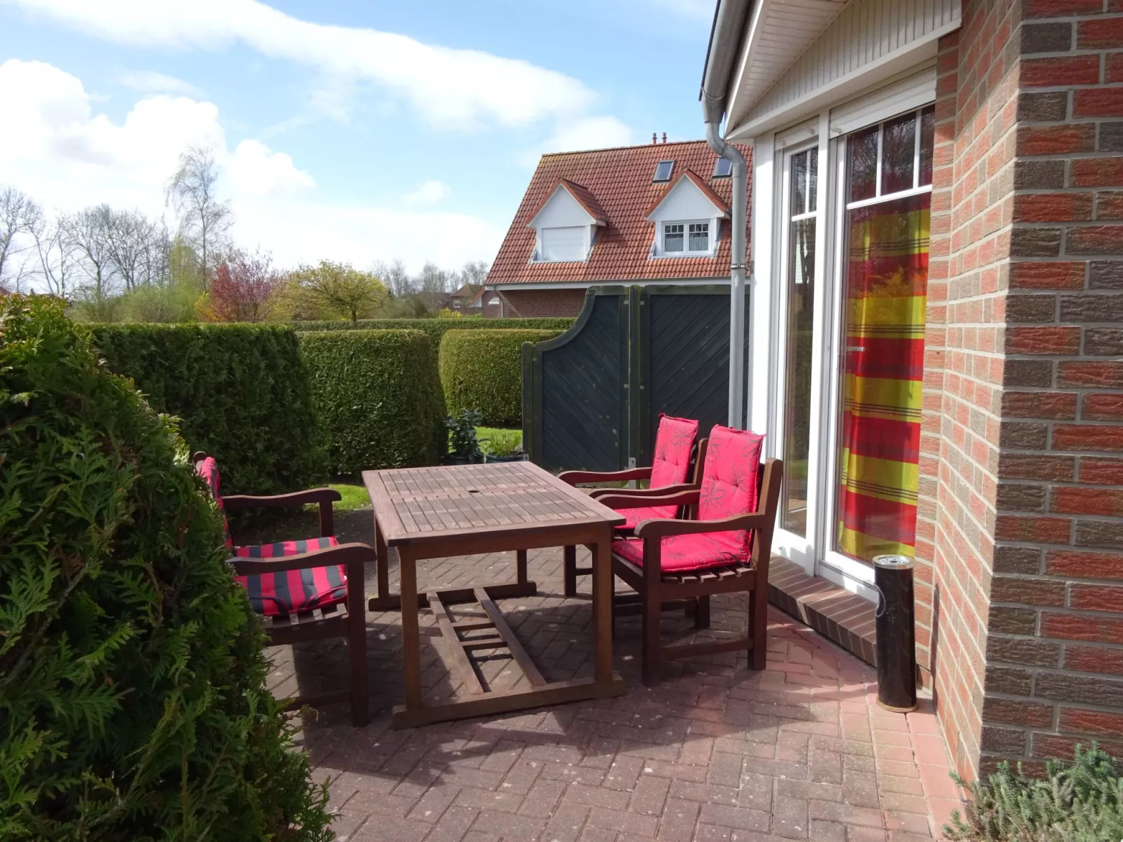 Komfortable Doppelhaushälfte und großem Garten-Draußen