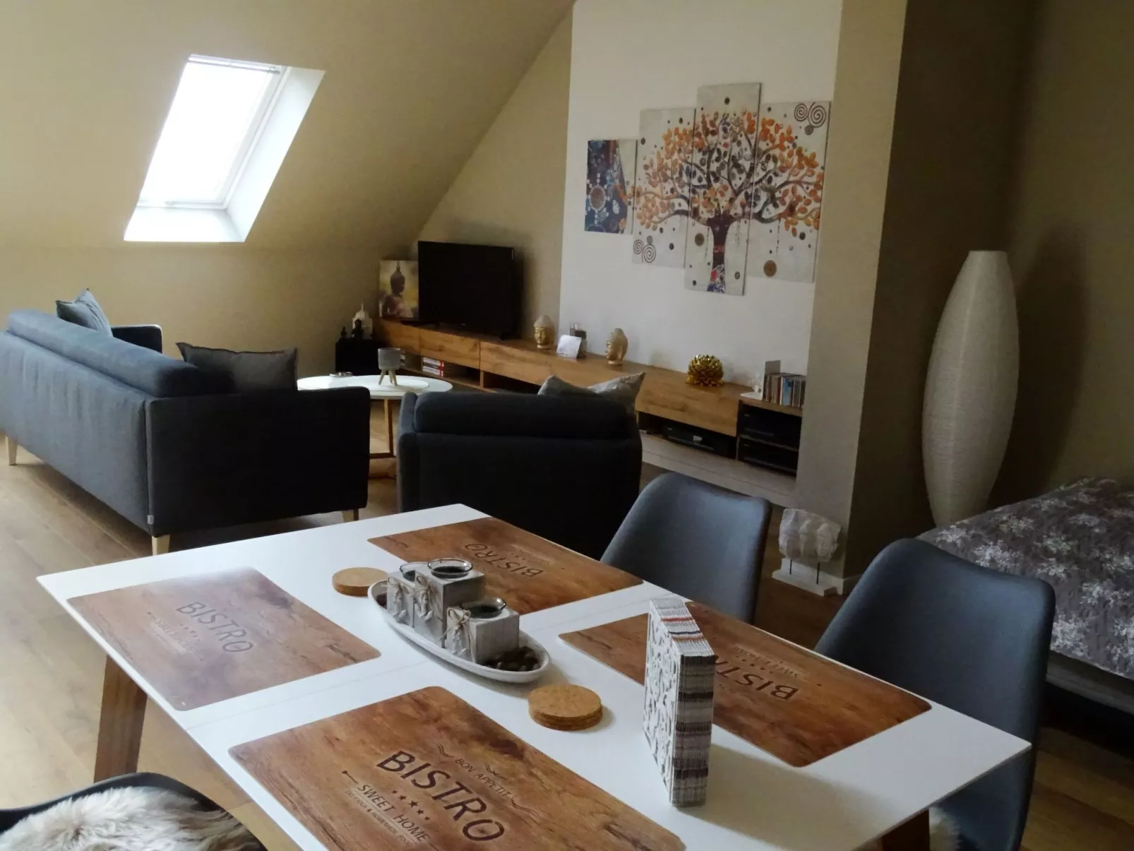 Gemütliches Dachgeschoss-Apartement mit Seeblick und großem Garten am Wasser