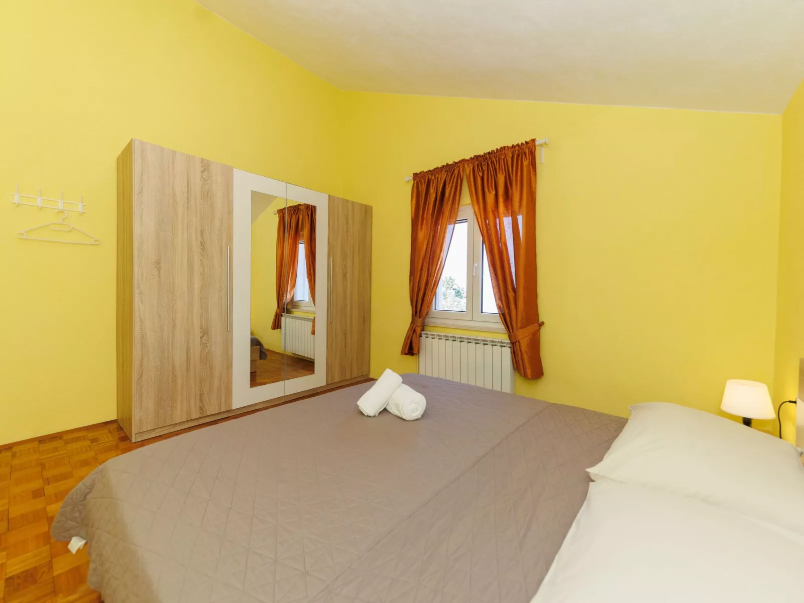 "Zara" mit Blick auf das Wasser-Dedans