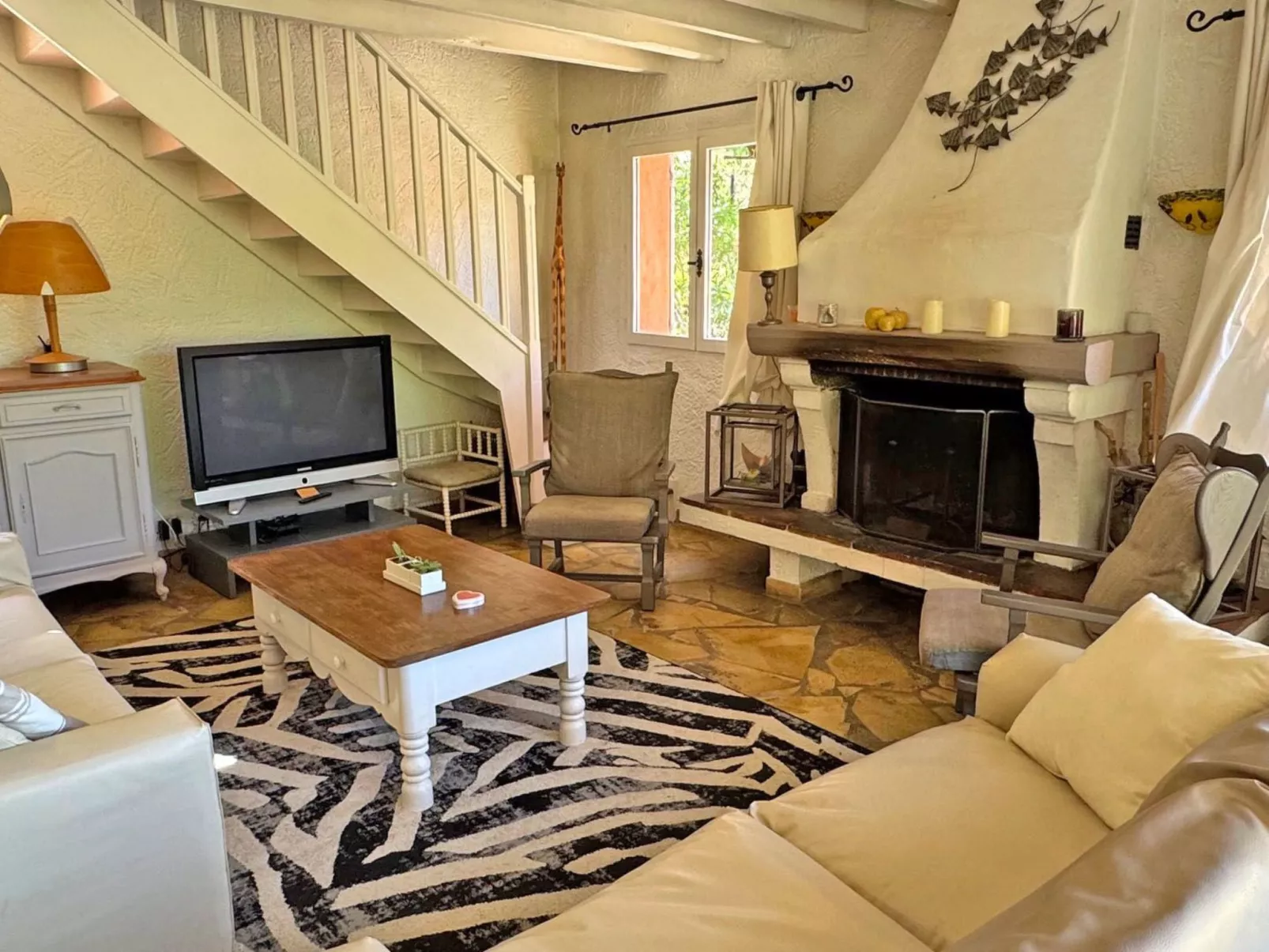 Schöne Villa mit innovativer Architektur in einem grünen Nest im Herzen des Mas-Drinnen