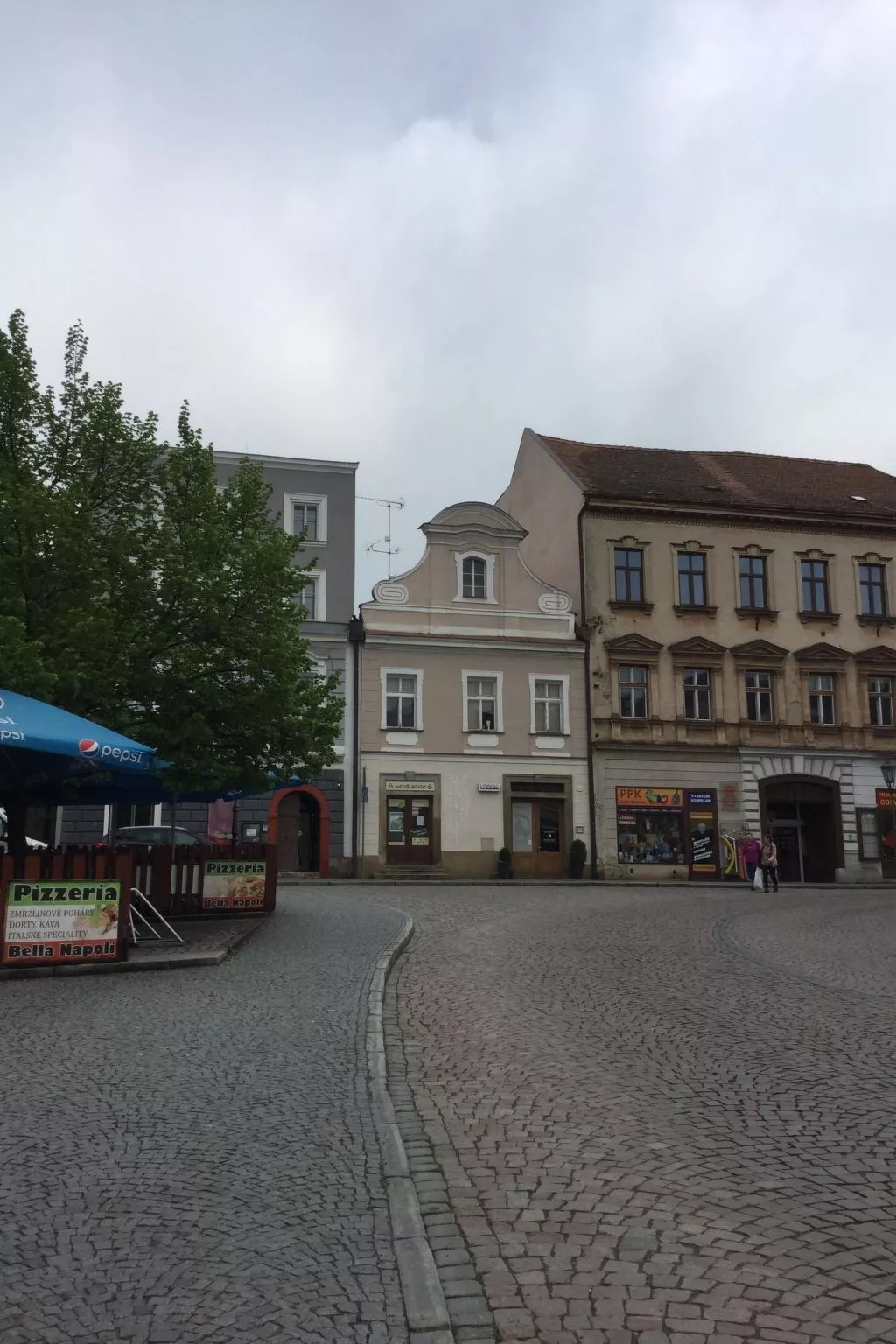 Wohnung auf einem eingezäunten Grundstück-Draußen