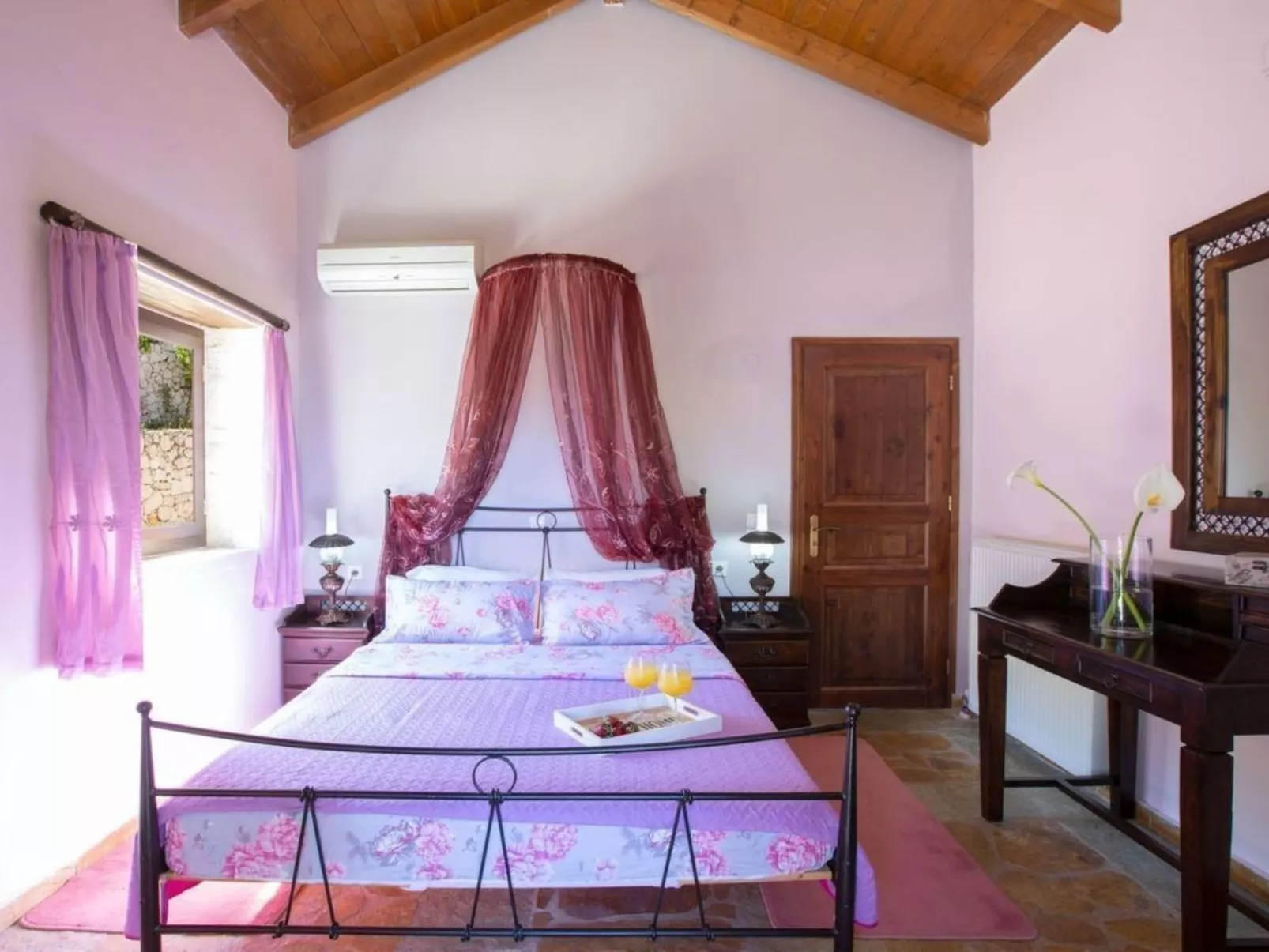 In Apollonii mit privatem Pool-Drinnen