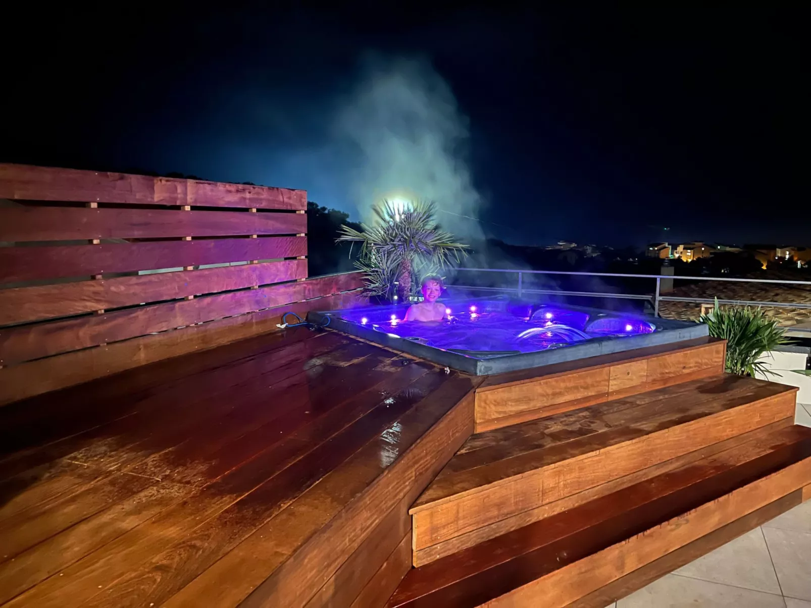 ISULA-RED_BEAUTIFUL_VIEW.-Draußen