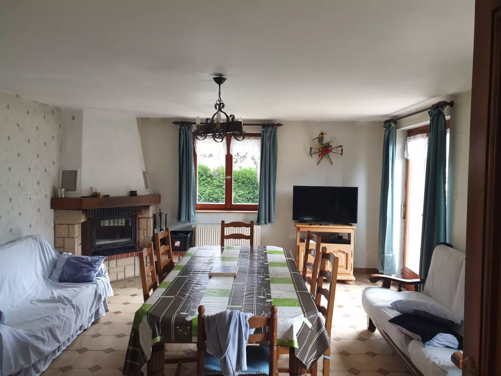 Mit Balkon, Garten und Talblick-Drinnen