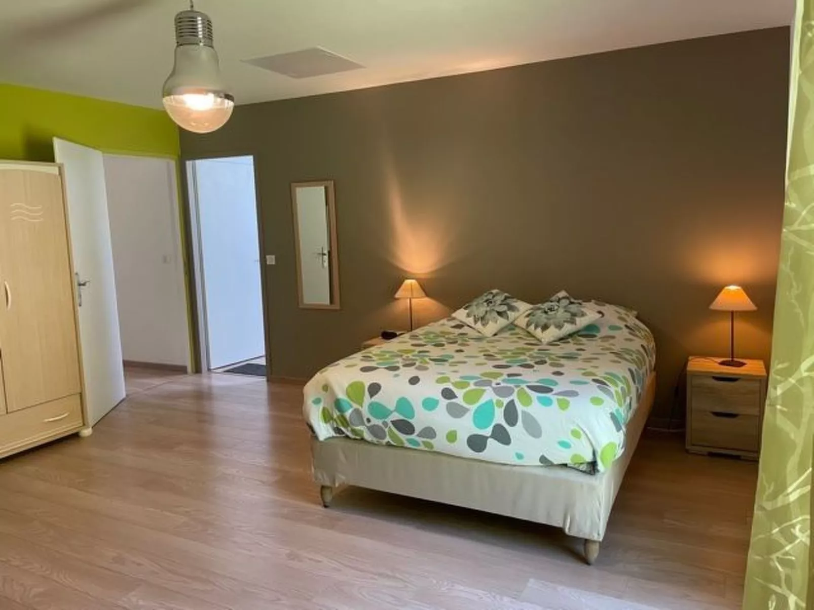 In Aiguebelette-Le-Lac mit Garten, Terrasse und Grill-Drinnen