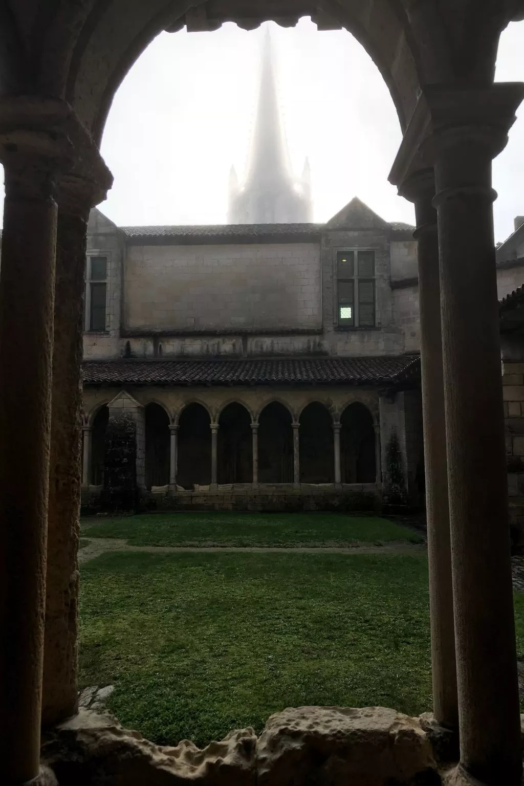 Schloss mit Überlaufpool an der Dordogne-Outside