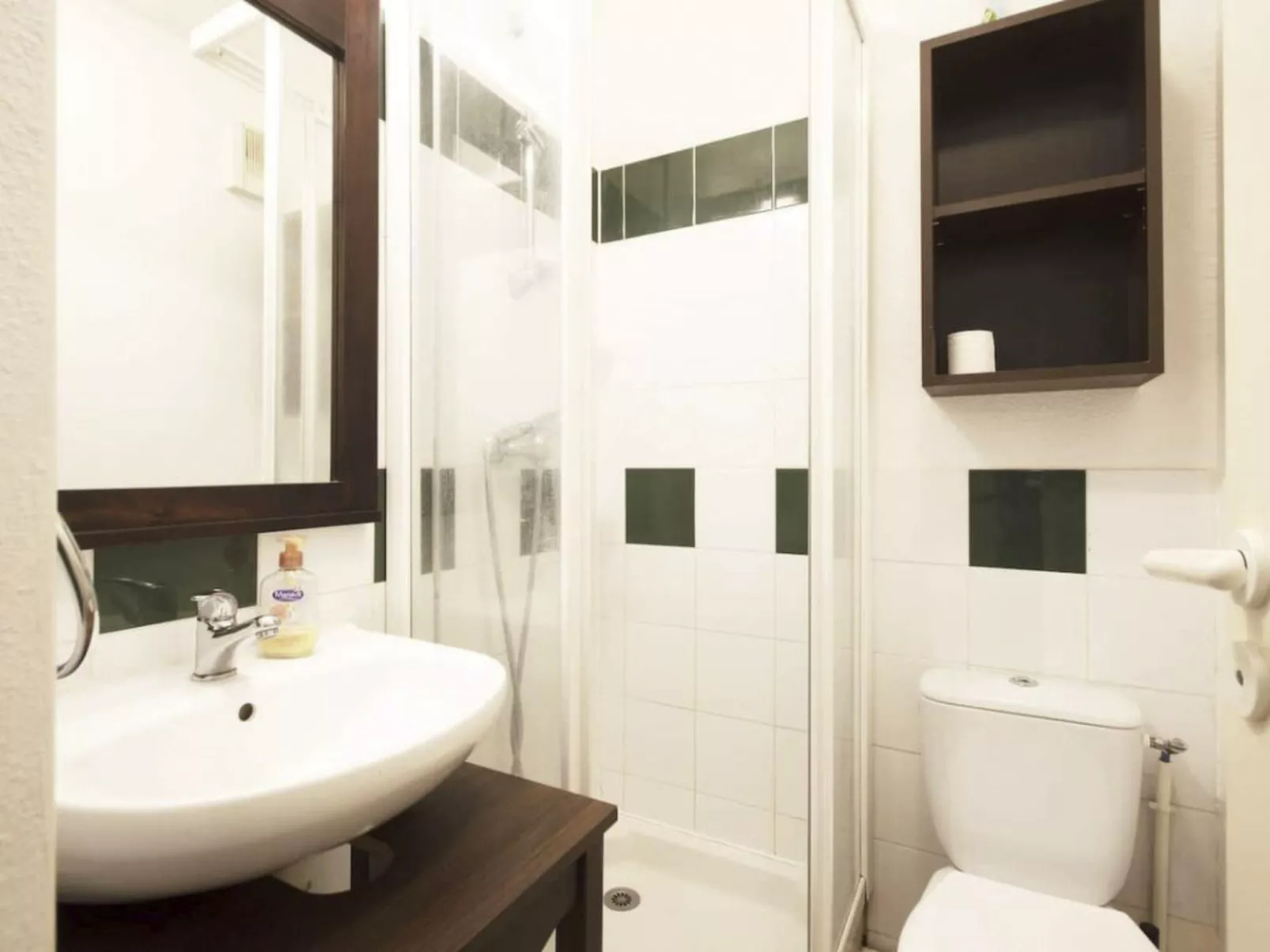 Schönes Appartment in ruhiger Lage in einer baumbestandenen Residenz mit beheiz-Dedans