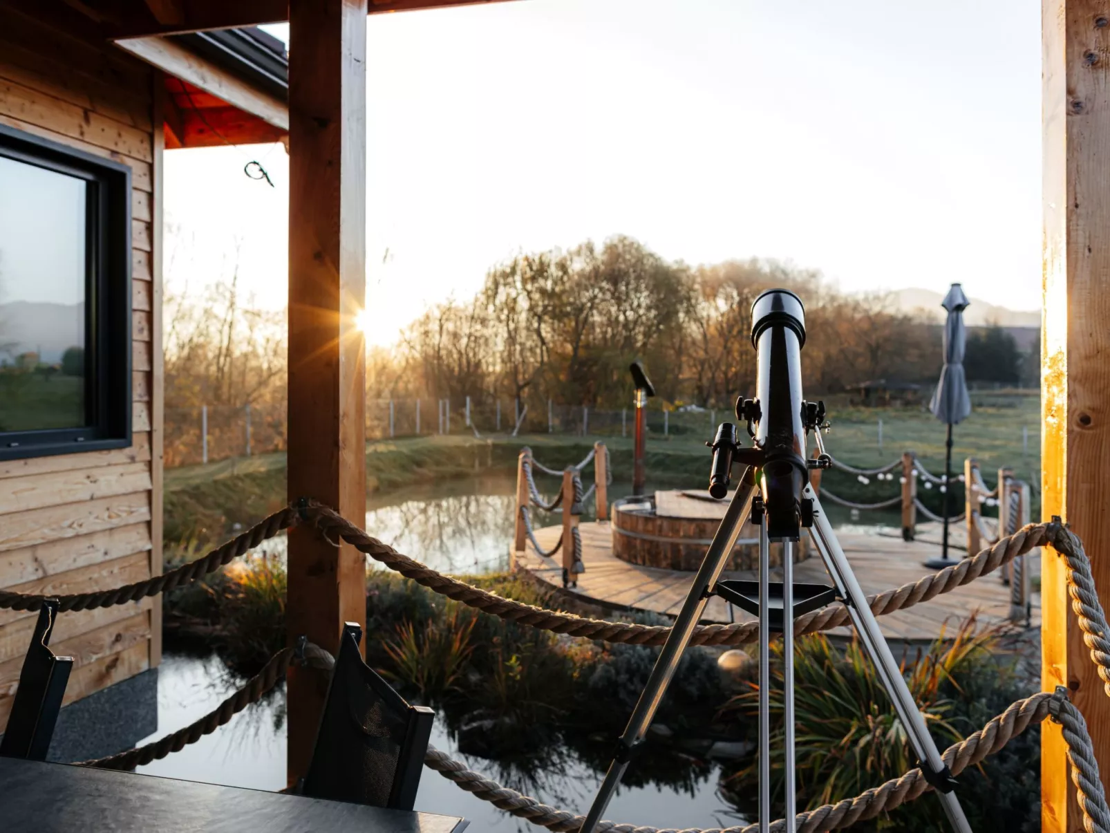 Kleines Haus mit Werkstatt-Outside