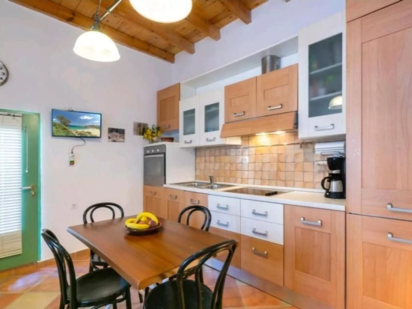 Mit Blick auf das Wasser-Drinnen