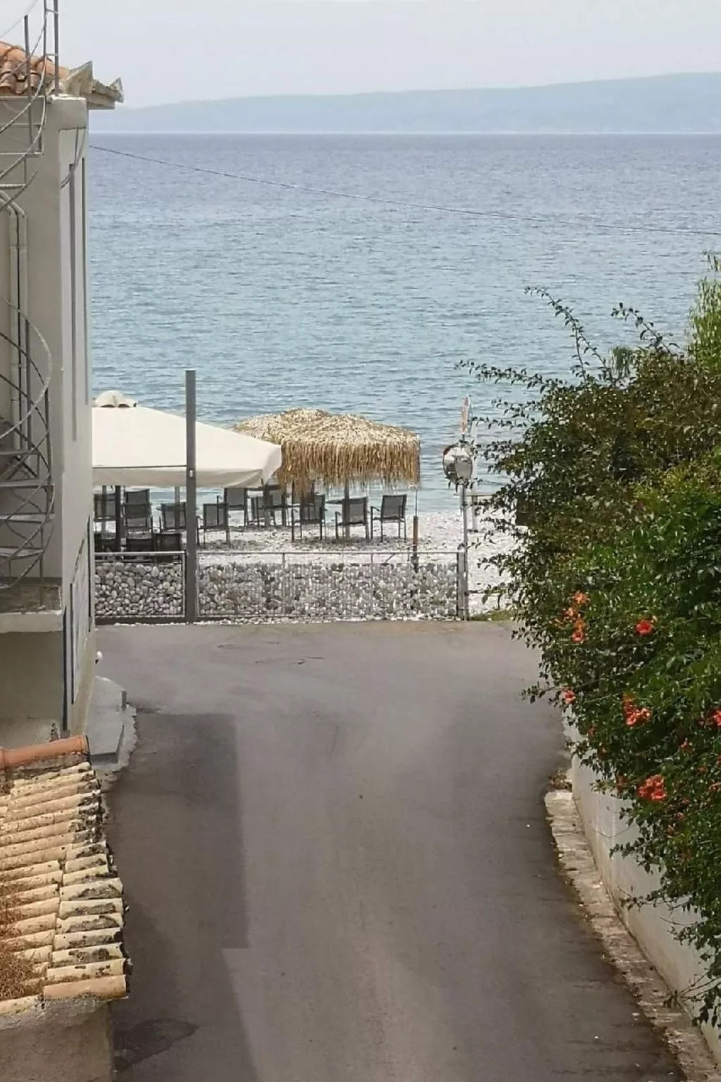 Mit Blick auf das Wasser-Outside